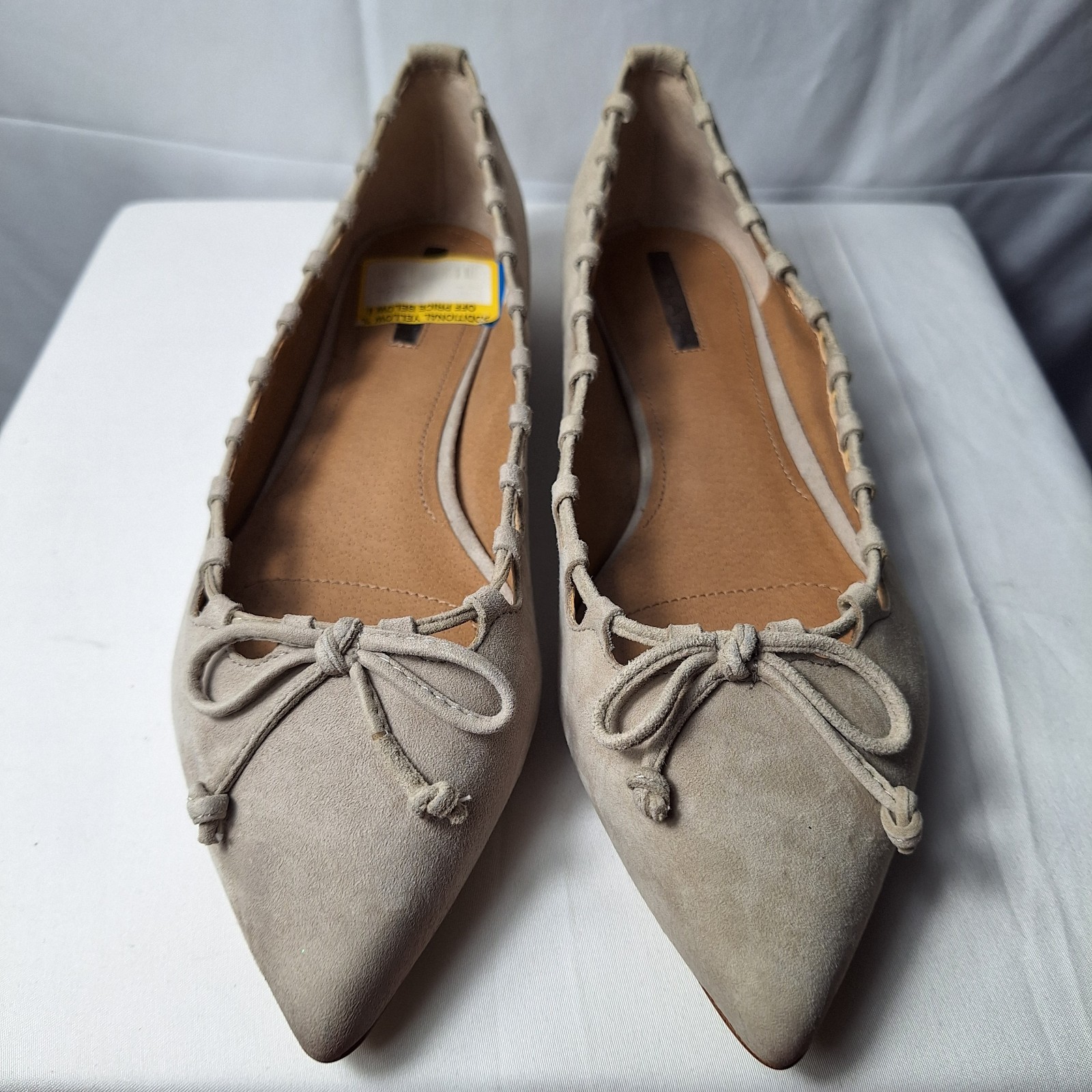 TAHARI «Elon» Suede Ballet Flat Sz 8M Taupe Scalloped Edge Front Bow Pointed Toe