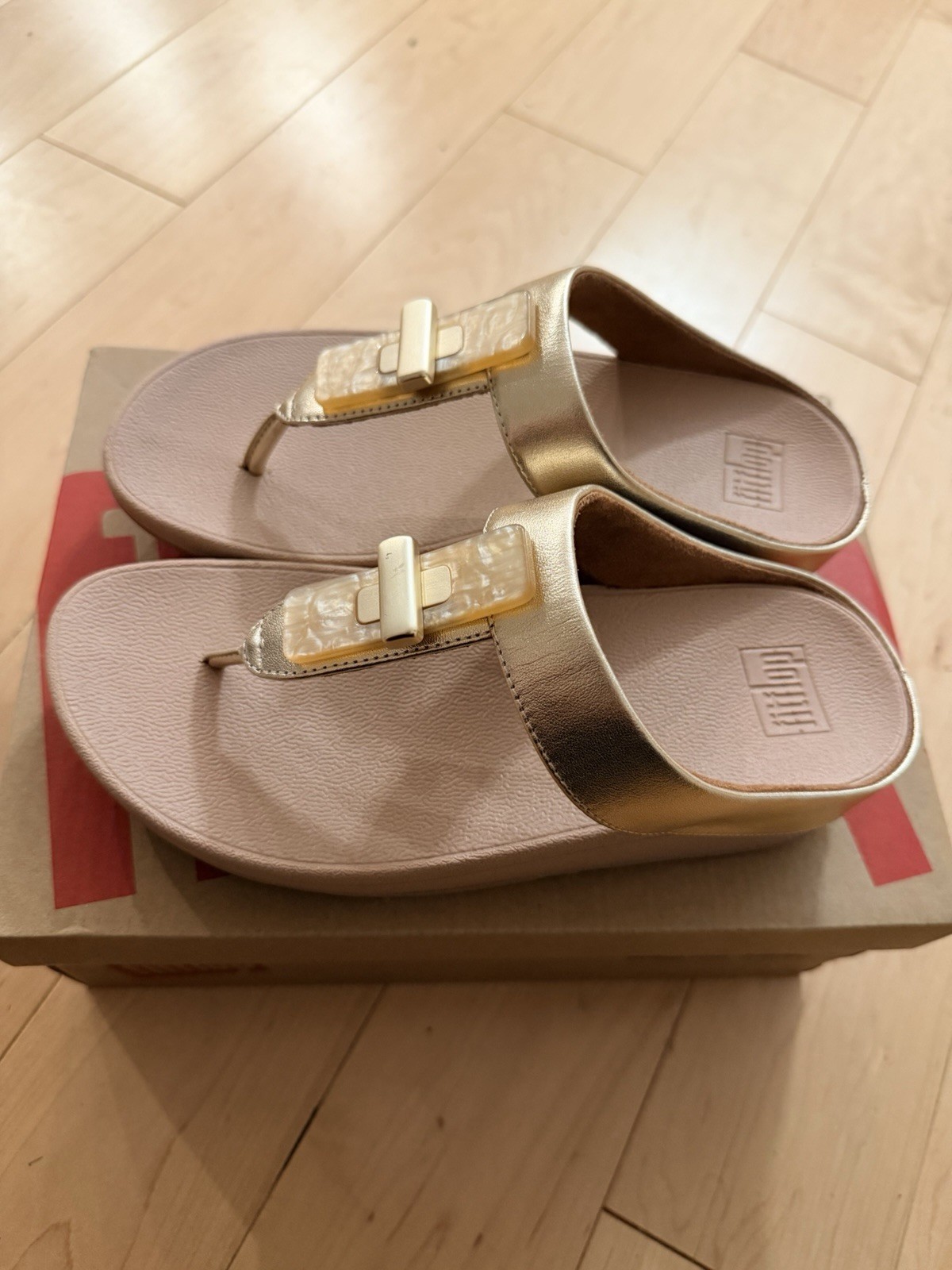 Fitflop Fino Resin Lock Leather Toe Post Sandals In Platino Size 5