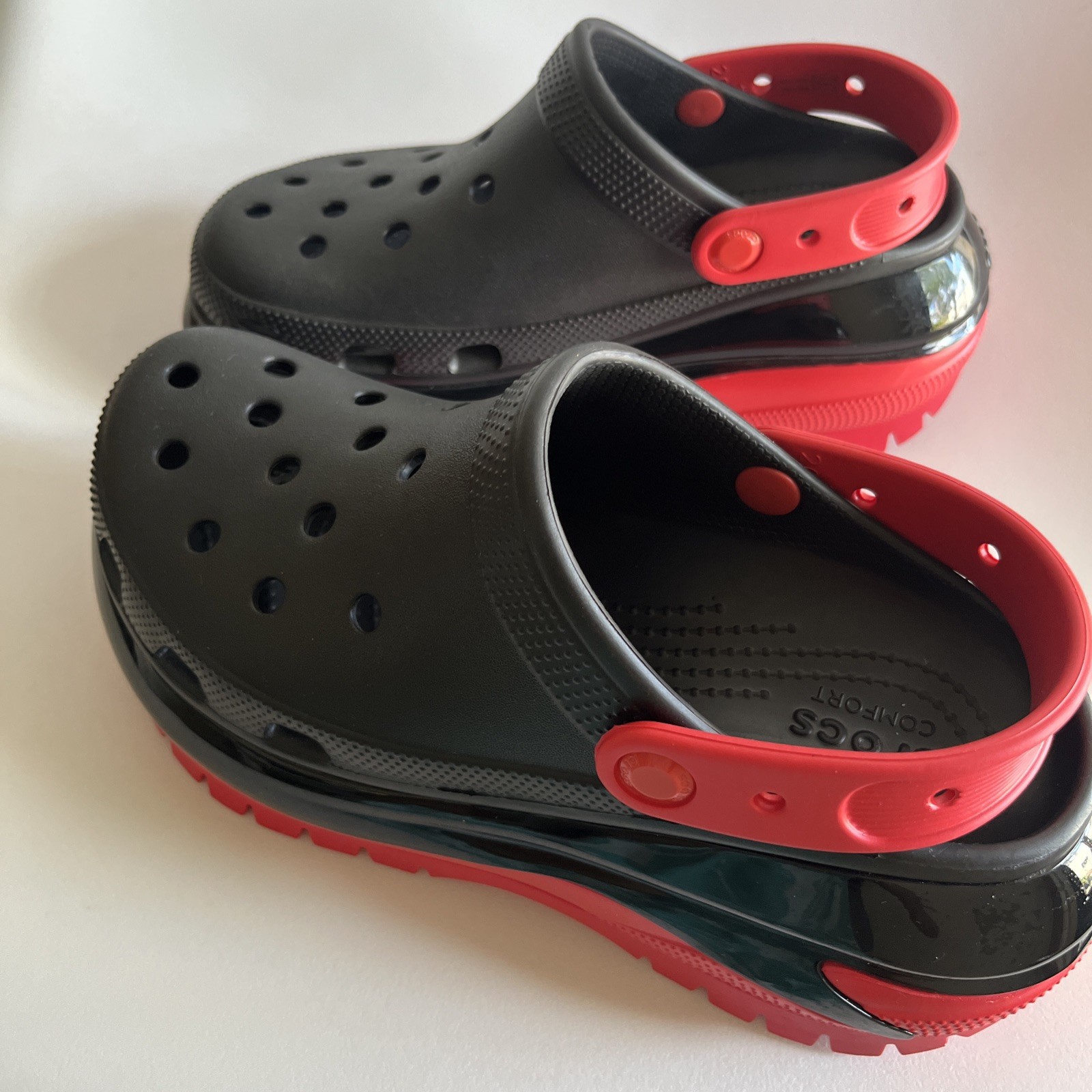 Crocs Mega Crush Clog black red womens Right W7 Left W8 mismatched pair adaptive