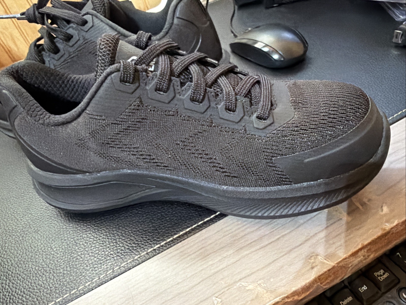WOMEN’S SAFETY SHOES Durashocks Bolt Knit Carbonmax Black Slip Resistant SIZE 9M