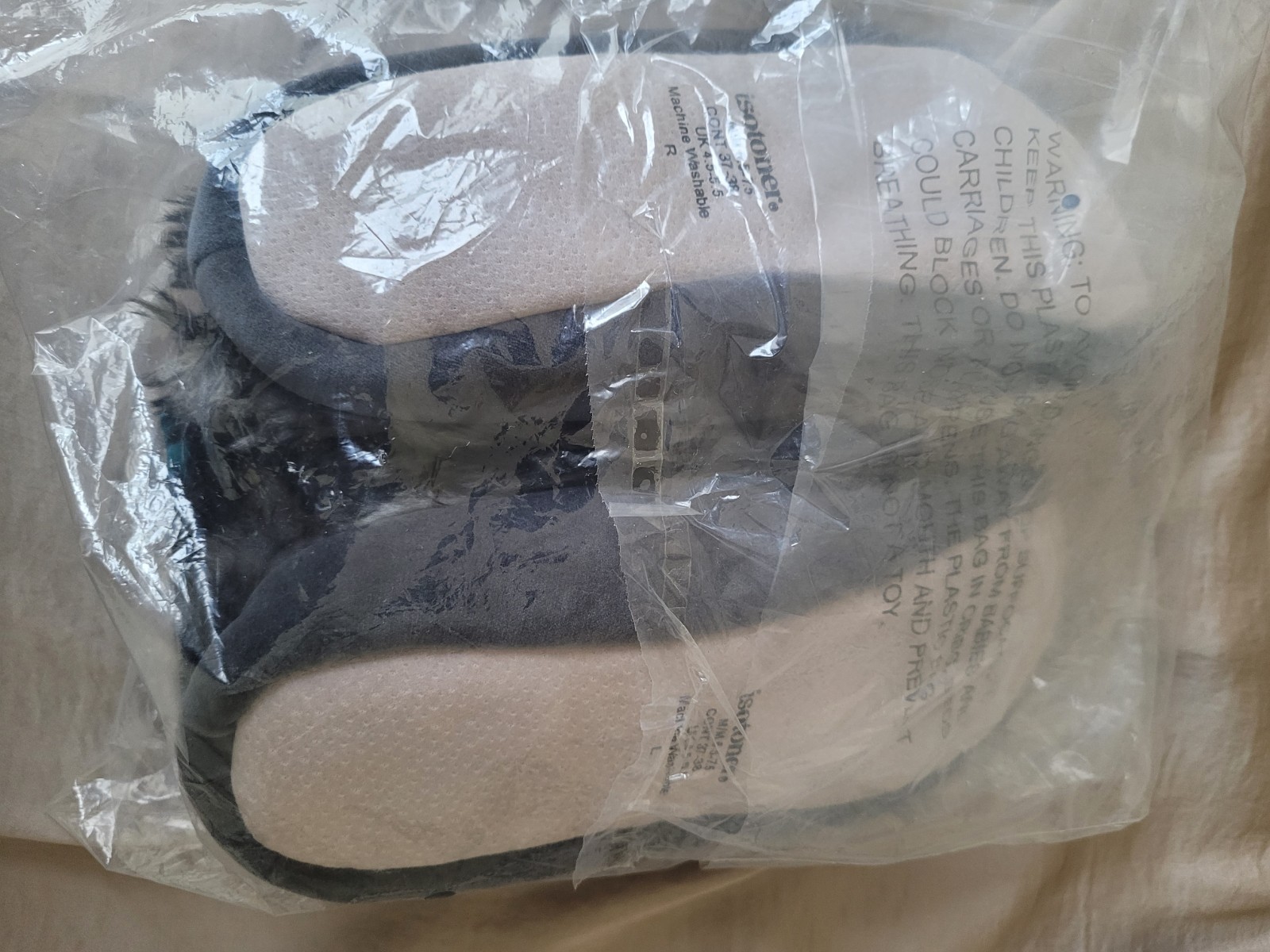 Isotoner Slippers with Faux Fur Collar Machine Washable Size 6.5 to 7.5 New