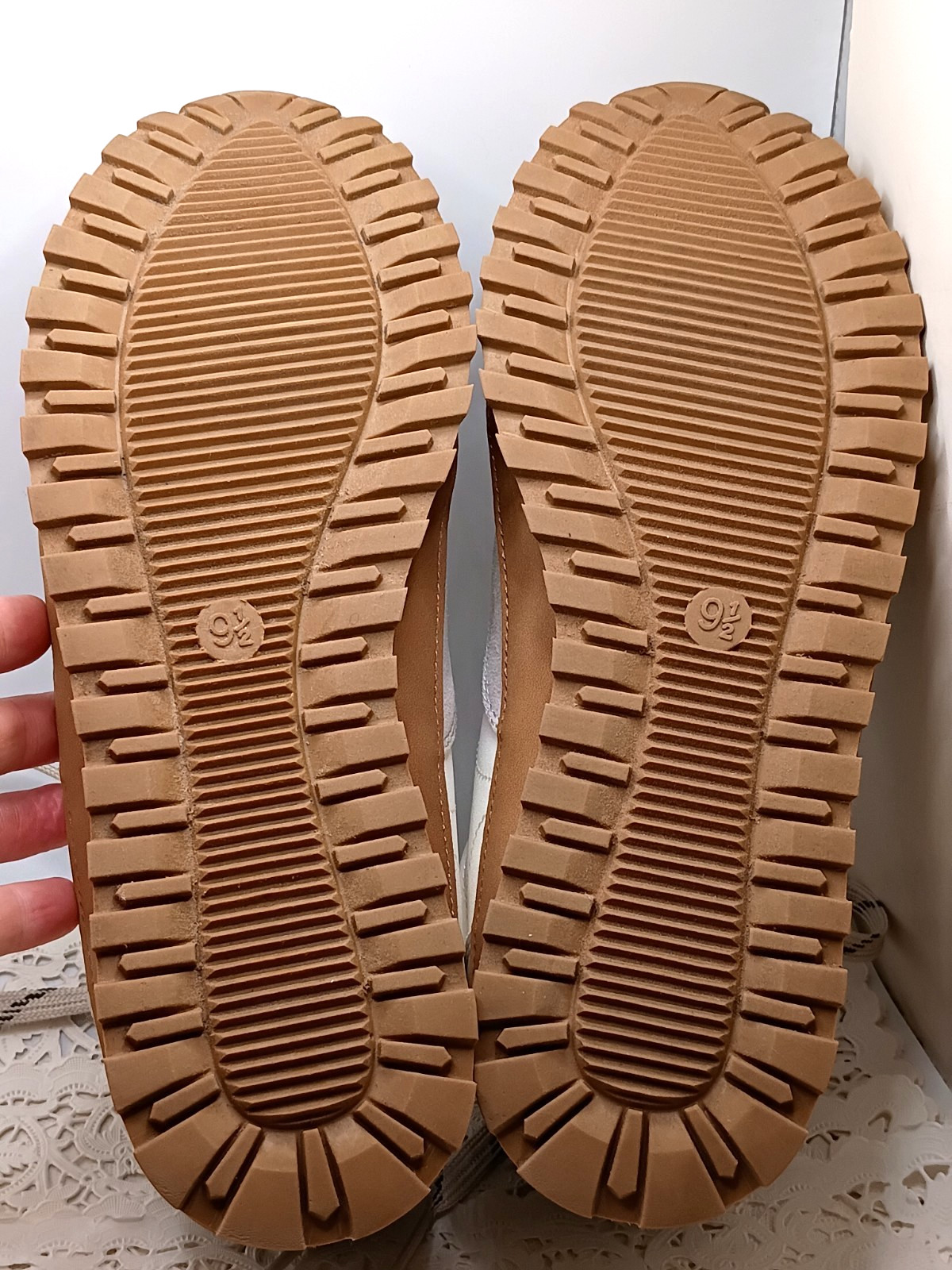 Universal Thread Women’s Size 9.5 Maria White / Gray /Brown Memory Foam Sneakers