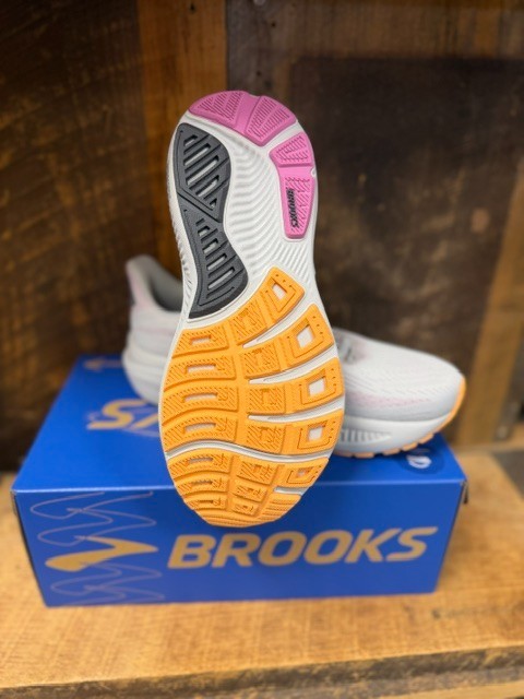 NIB 120431-070 Ghost 17 Women’s Neutral Oyster, Apricot, Pink Running Shoe