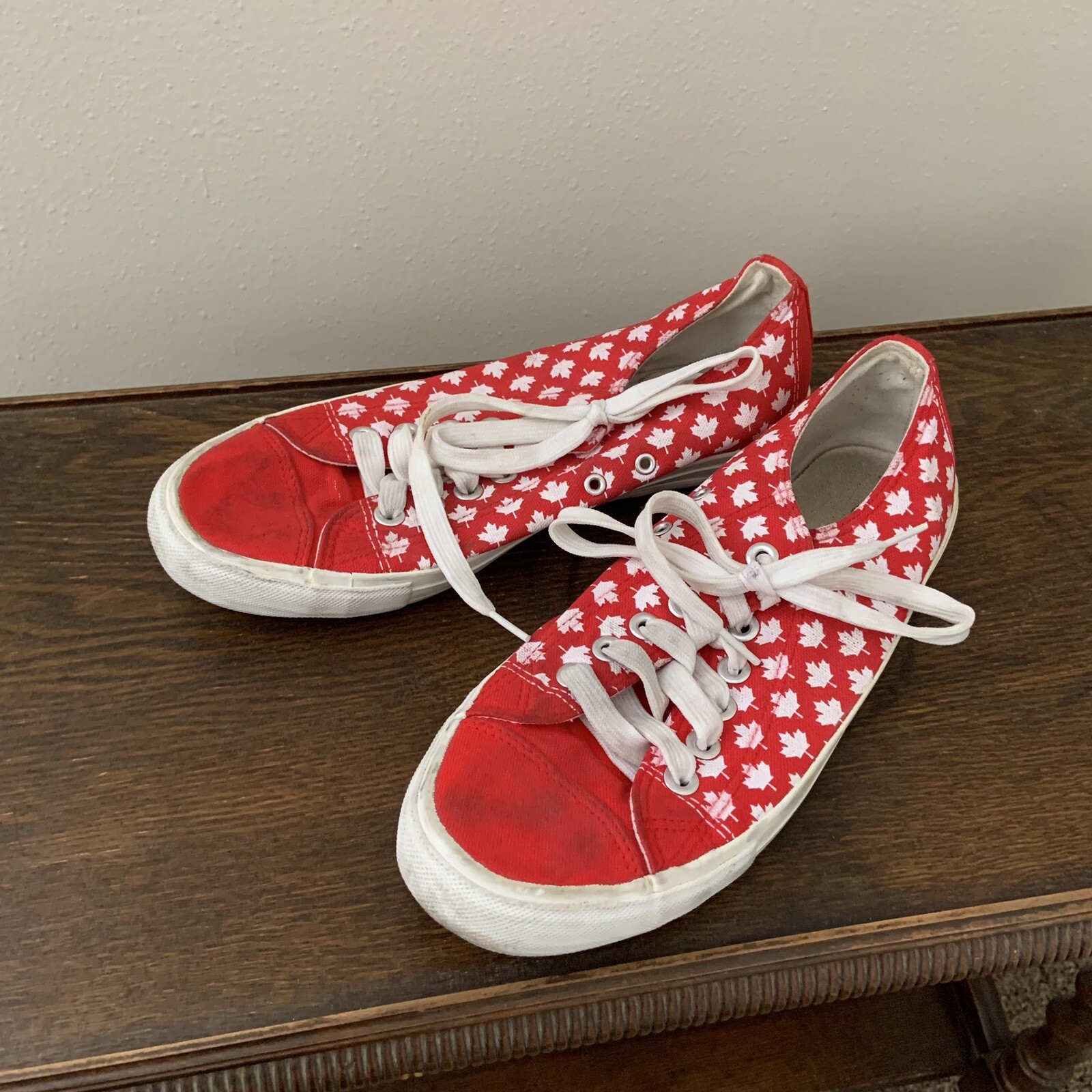 Canada Red & White Maple Print Leaf Sneakers Men’s Size 8 or Women’s Size 10