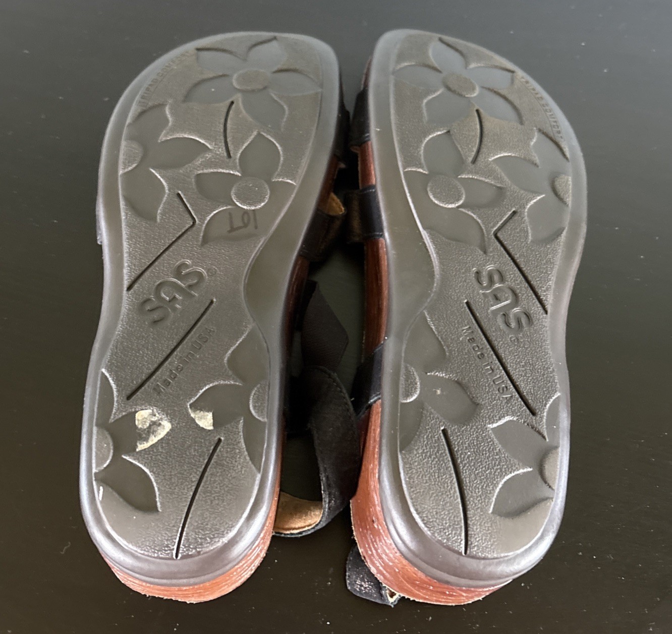 SAS Clover T-Strap Sandal Space Nero Black Metallic Metal Accent Womens SZ 8 M