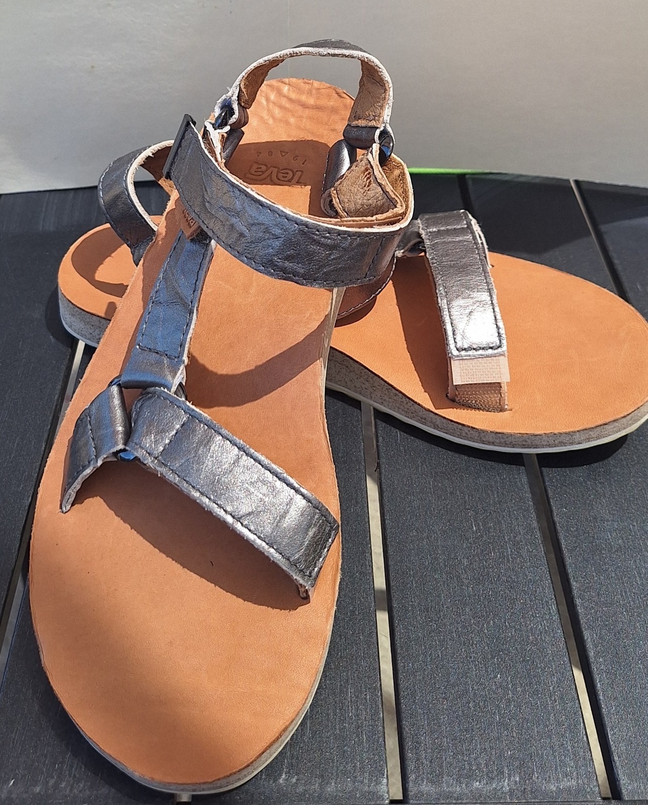 Teva Midform Universal Mirrored Metallic Pewter Size 7 Women 1015835