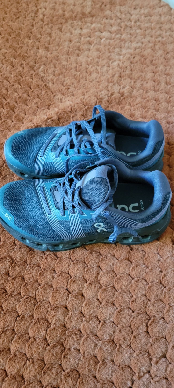 On Cloudgo Woman’s Blue/Purple Lace-Up Athletic Sneaker, Pre-owned.