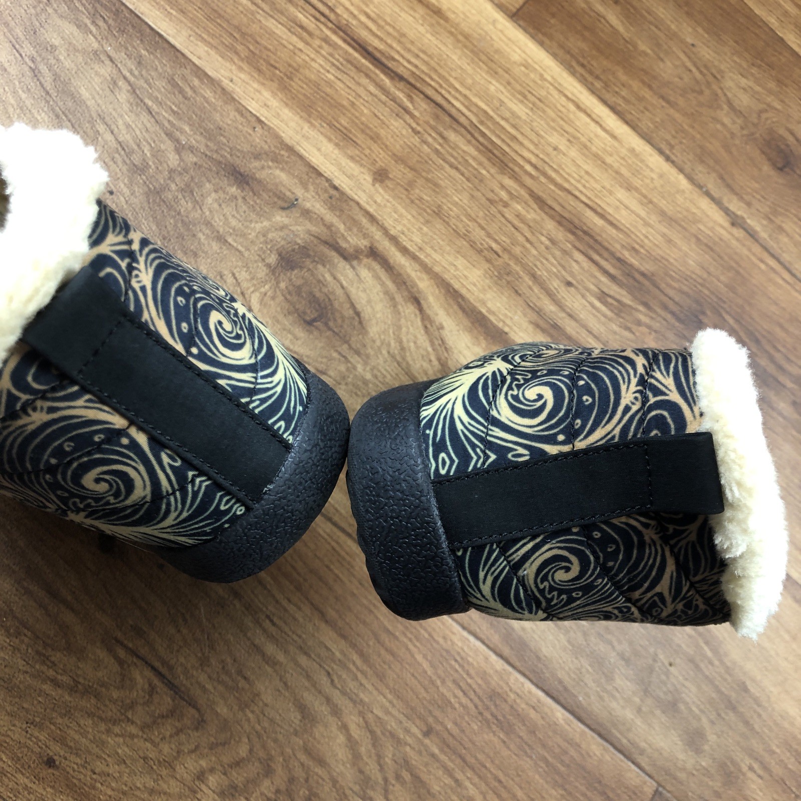 Yes We Vibe Women Sz 7.5 M Multicolor Celestial Faux Fur Lined Shoes