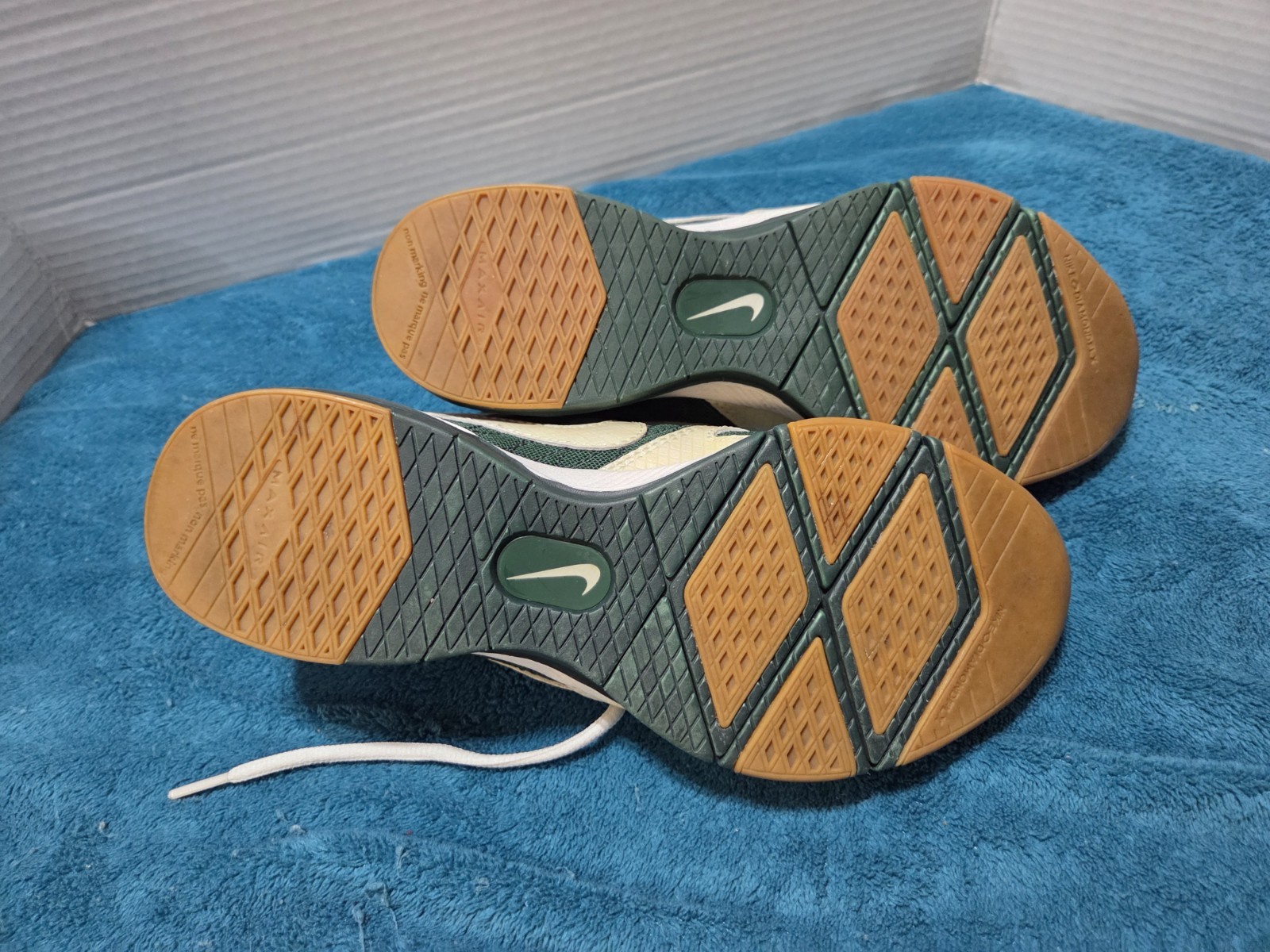 Nike Indoor Soccer Sneakers Wm’s Sz 7 Max Air White Green Beige Comfort Nonslip