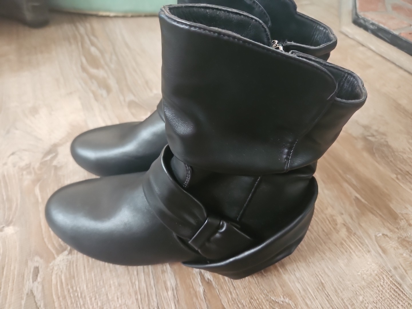 Vepose New York Women’s size 6 zip side Strappy booties *NWT* Weather Resistant