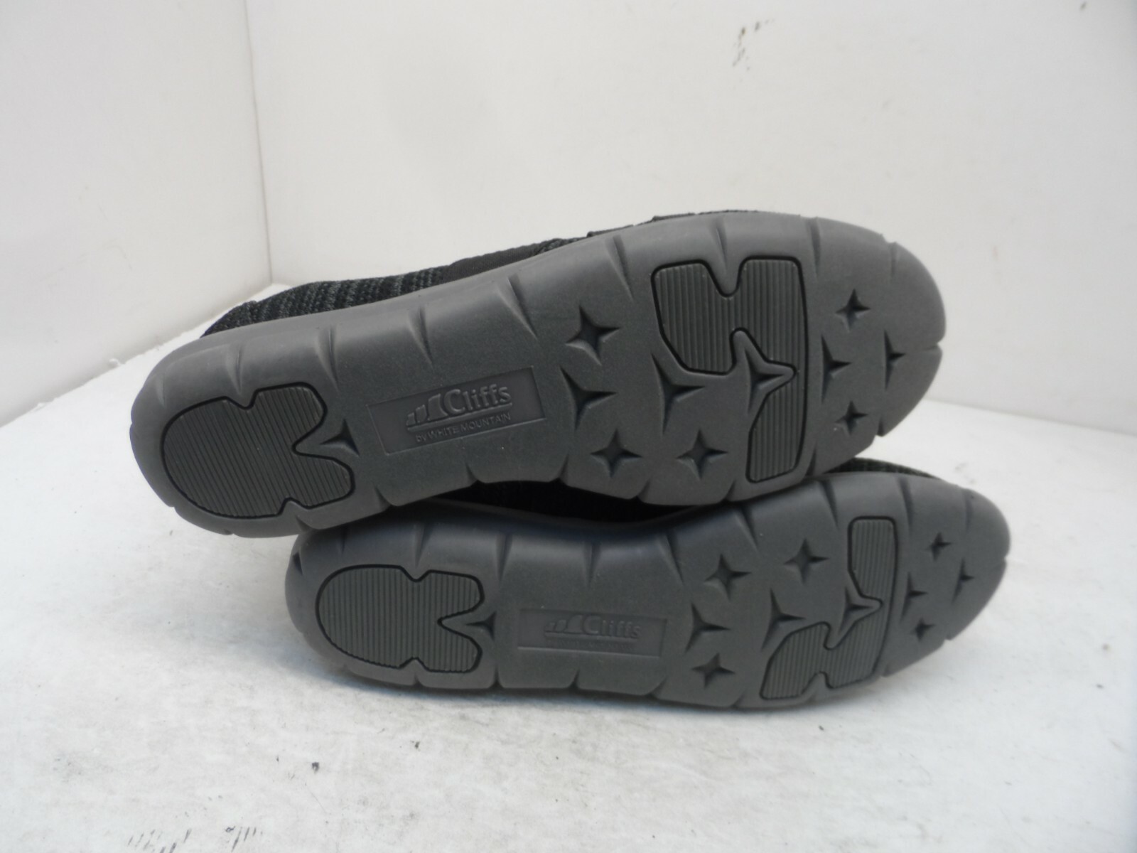Cliffs by White Mountain Women’s Slip-On Felice Elastic Flats Black Size 7.5M