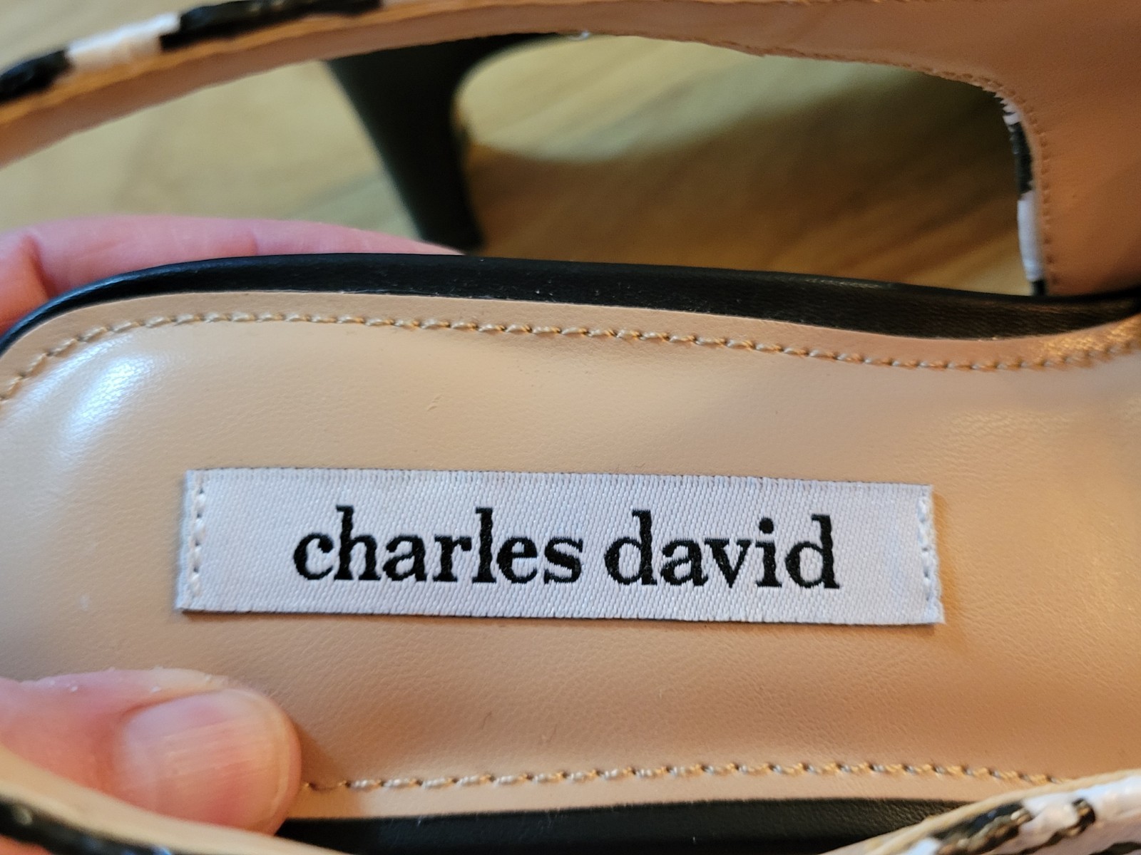 NWOB. Houndtooth Print Shallow Toe Slingback Pumps By Charles David. sz 6.5
