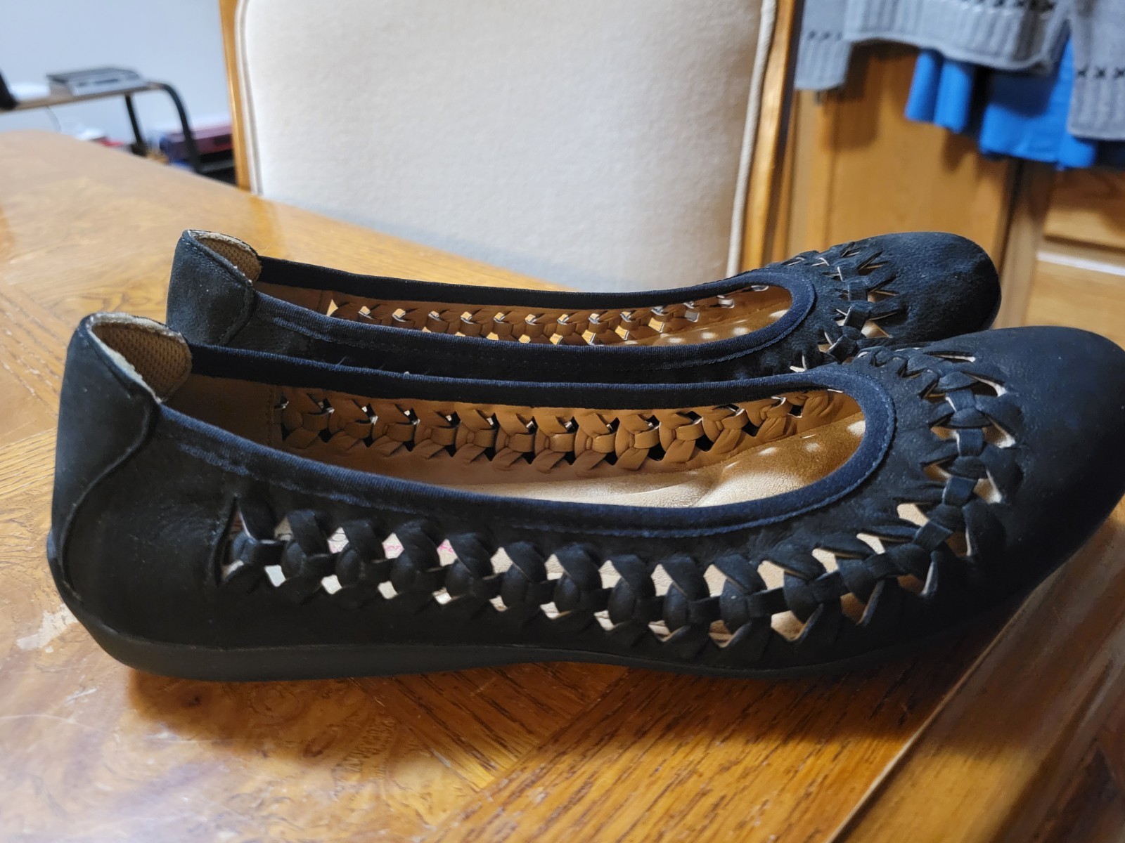 Black Punched Suede Leather Shallow Toe Flats By Comfortiva Sz 7 Narrow. CLEAN!!