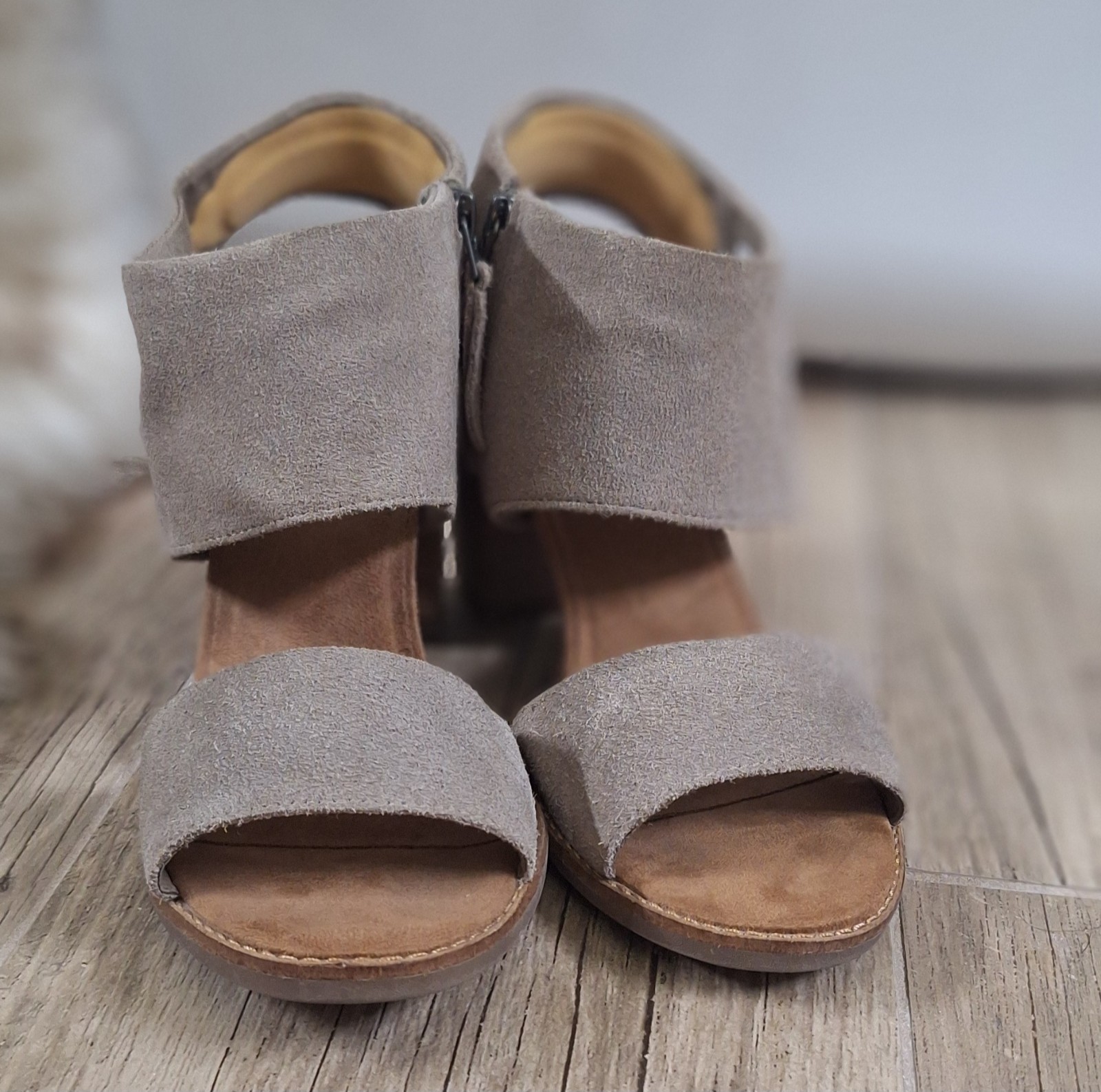 TOMS Majorca Cut Out Tan Block Heel Sandals Sz. 10