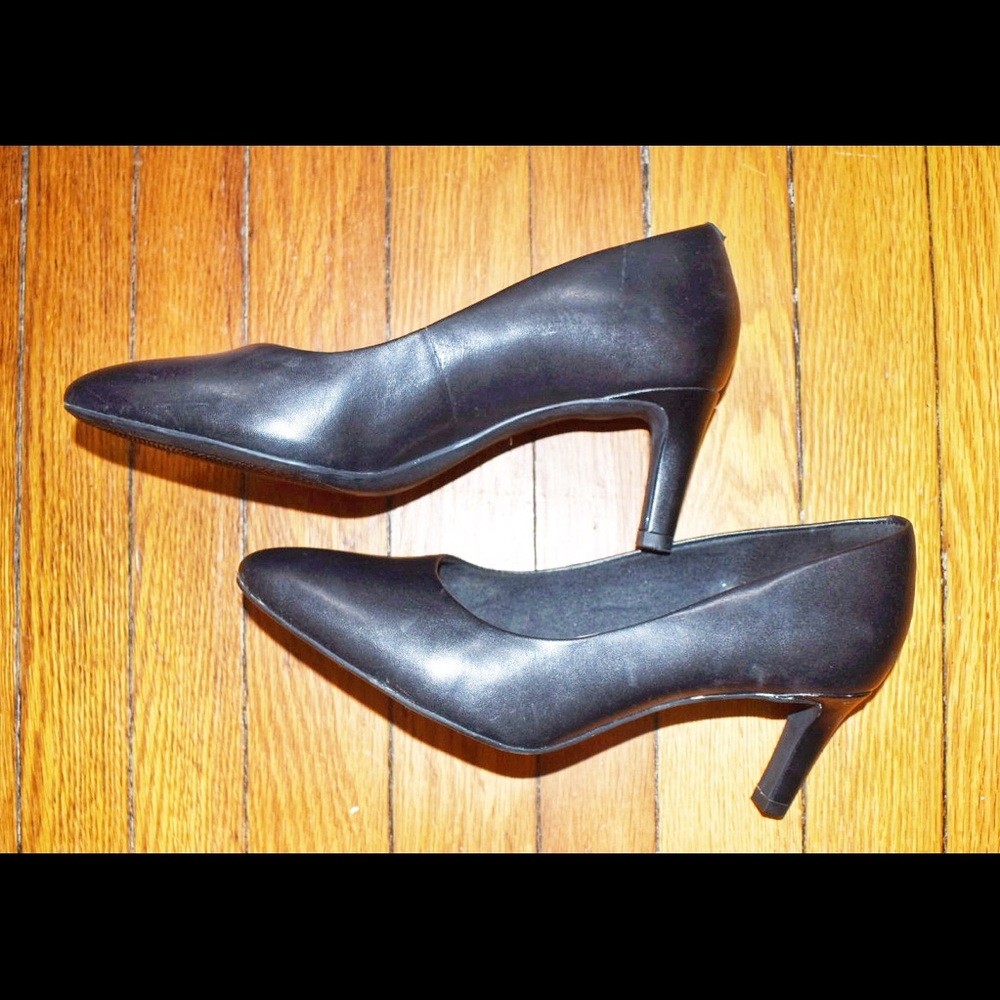 Clarks Classic Office & Business Casual Black Leather Pointed-Toe Heels Size 8