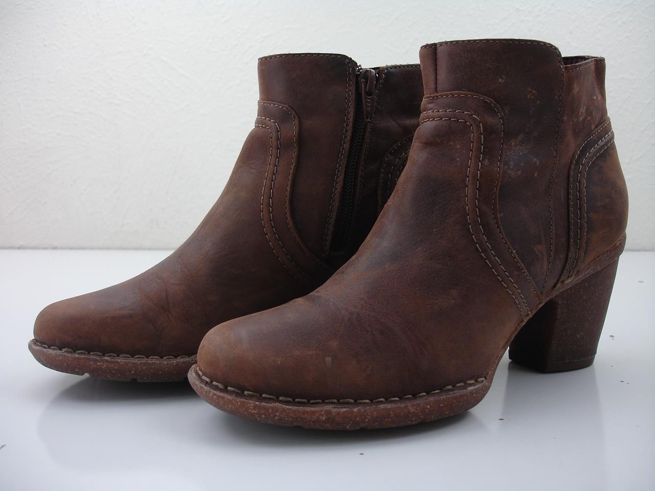 Women’s 7 M Clarks Artisan Carleta Paris Brown Leather Ankle Boots Side Zip Heel