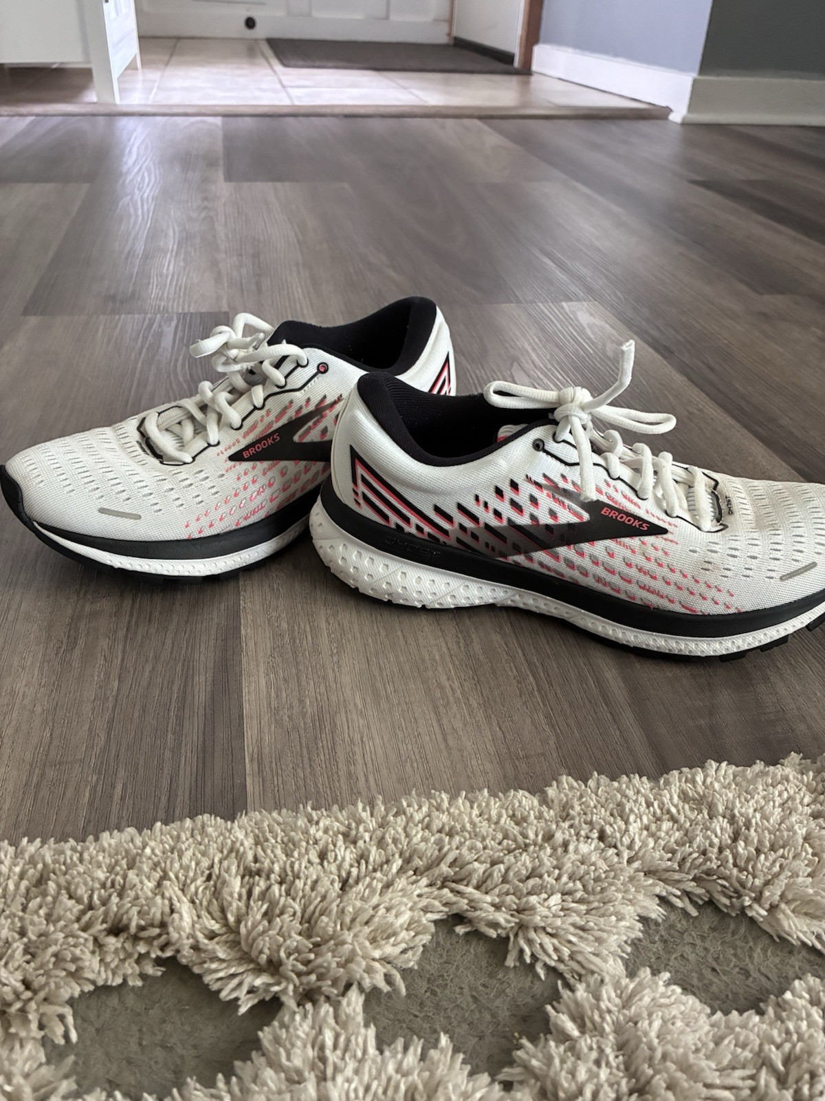 Brooks Ghost Woman’s Low Top Lace-Up Running Sneaker White Black Pink Rubber