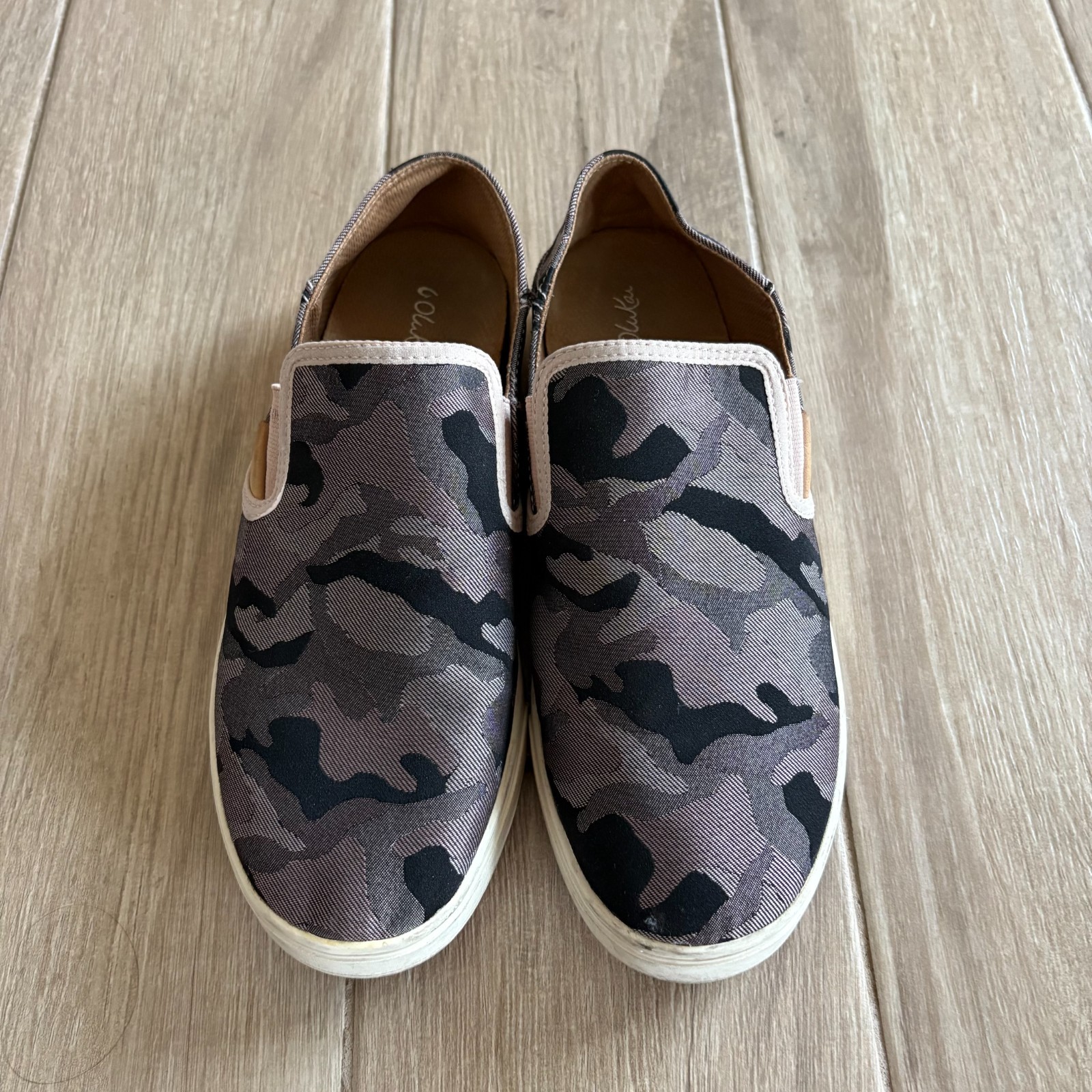 OluKai Pehuea Pai Women’s Slip On Sneakers Pink/Black Camoflauge Size 8.5