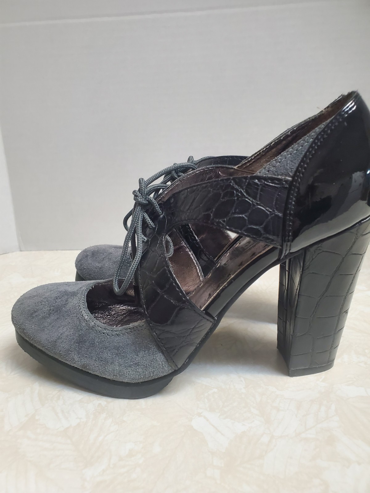 Women’s LIBBY. EDLEMAN Grey Suede Slip-On Faux Crocodile Pump