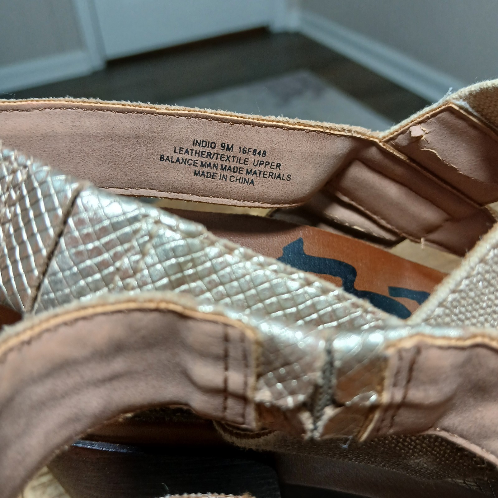 ​OTBT Indio Platform Sandals Womens 9M Gold Metallic Textured Leather Wood Heel