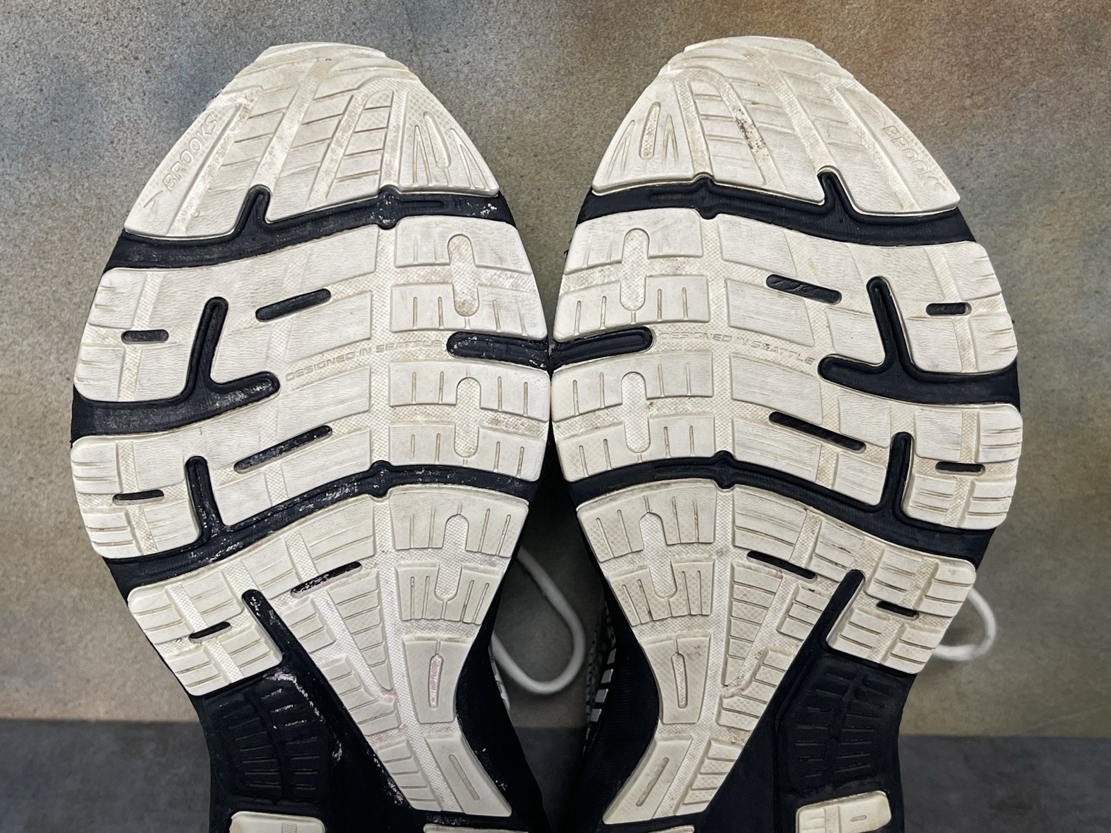 Brooks Adrenaline GTS 21 Women’s White & Black Sneakers 1203291B135 Size 8B
