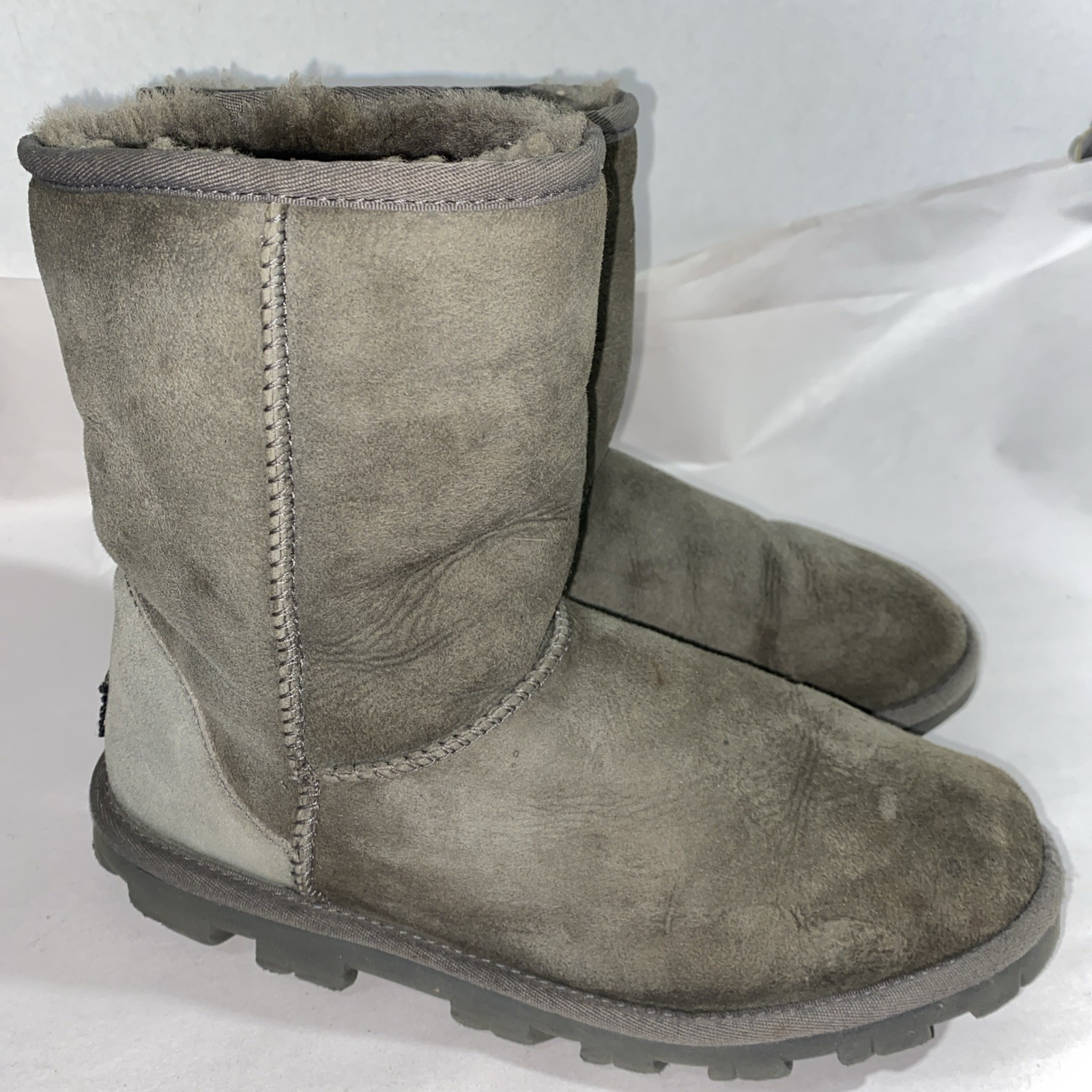 UGG Essential Short 5835 Gray Women’s Size 9 Snow Boots Lined Suede