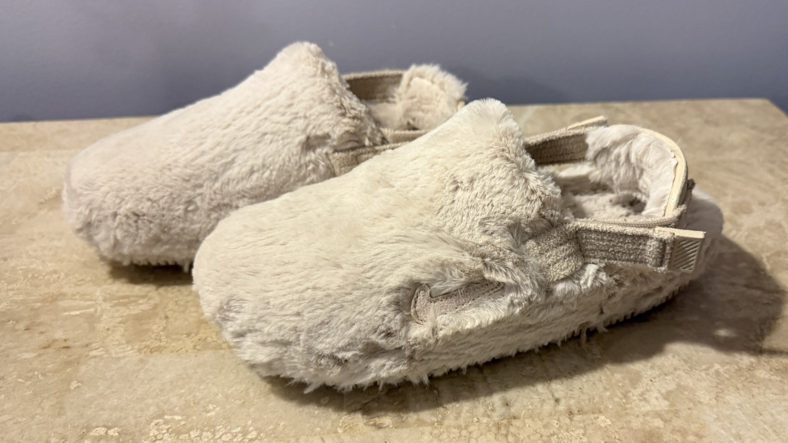 Nike Women Clogs Slippers Comfy Faux Fur Beige Size: 9 New