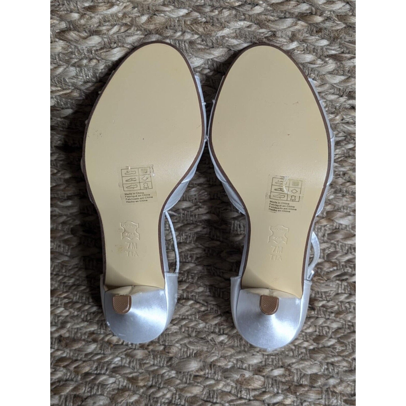 NEW Satin Dyeable White Heels David’s Bridal Size 7 -w- Diamond Embellishments