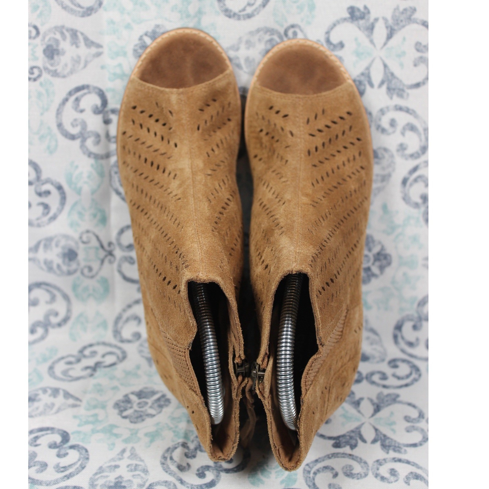 TOMS Majorca Peep Toe Ankle Boots Tan Suede Perforated Block Heel Womens 8.5