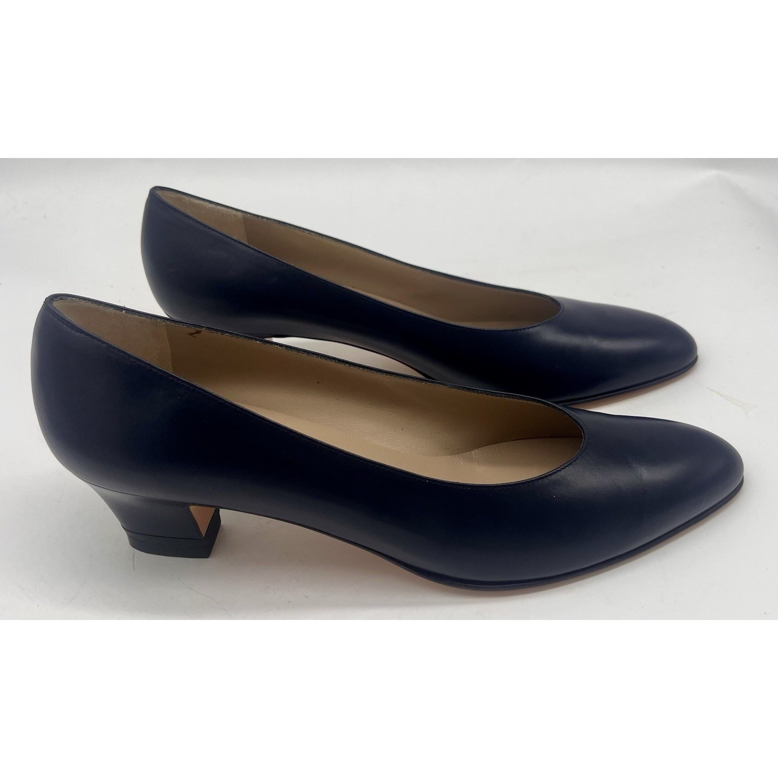 Vintage Salvatore Ferragamo Navy Leather Pumps Low Heel Size 8.5 AAA Made Italy