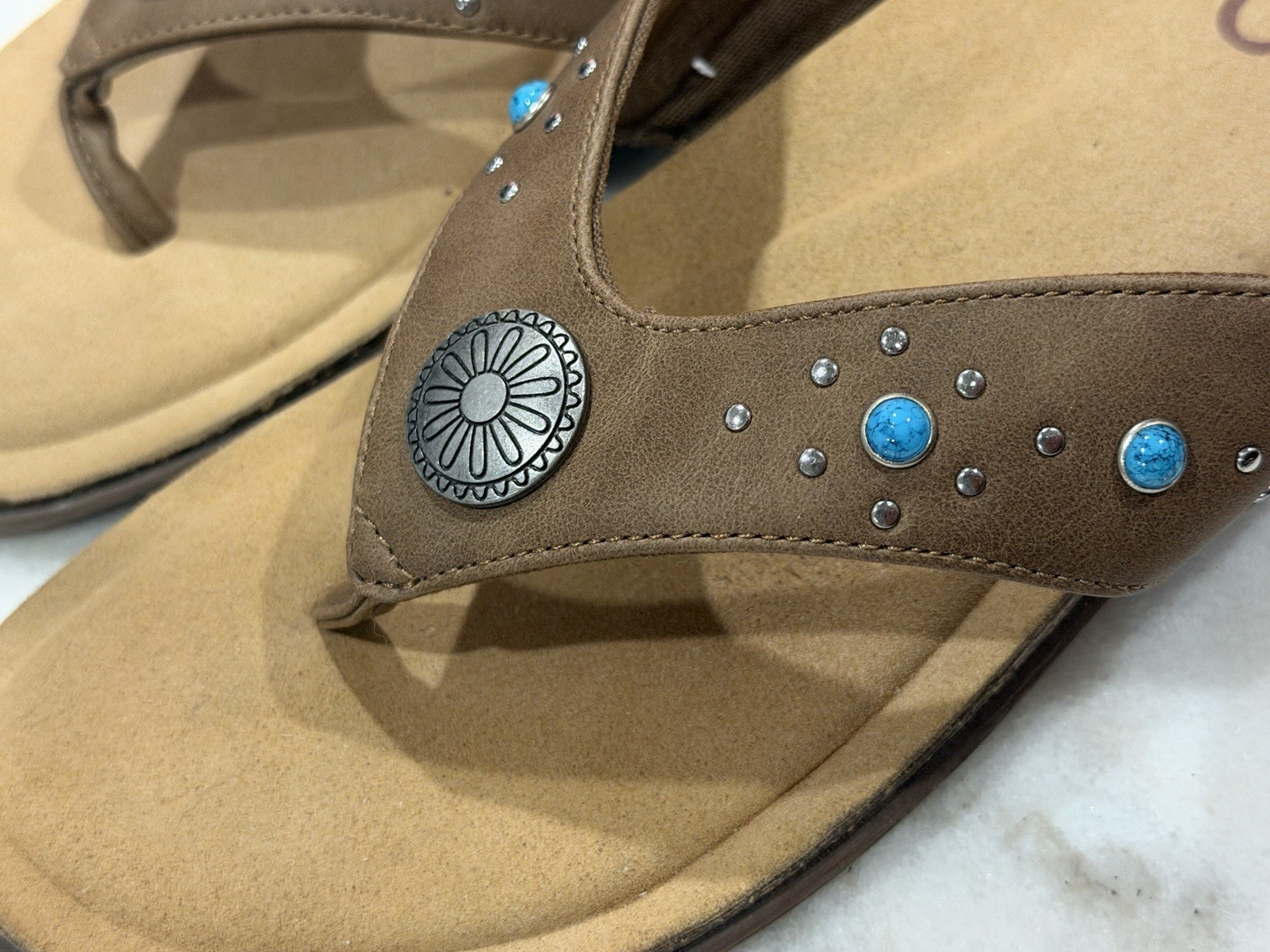 Lamo Women’s Jovie Thong Sandal with Silver and Turquoise Accents – Size 10