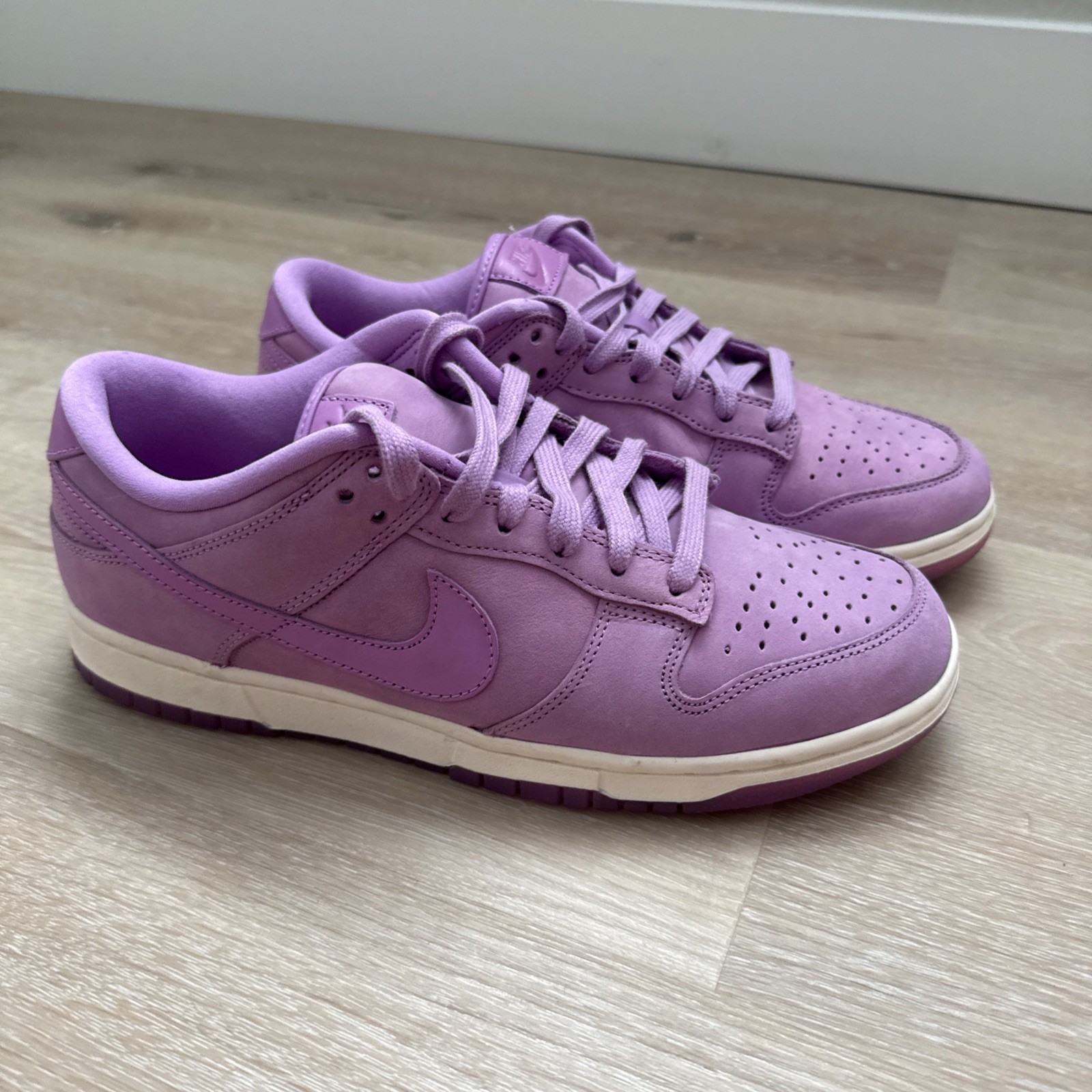 Nike Dunk Low DV7415-500 Sneakers Women’s size 9.5 Rush Fuschia Pink Purple