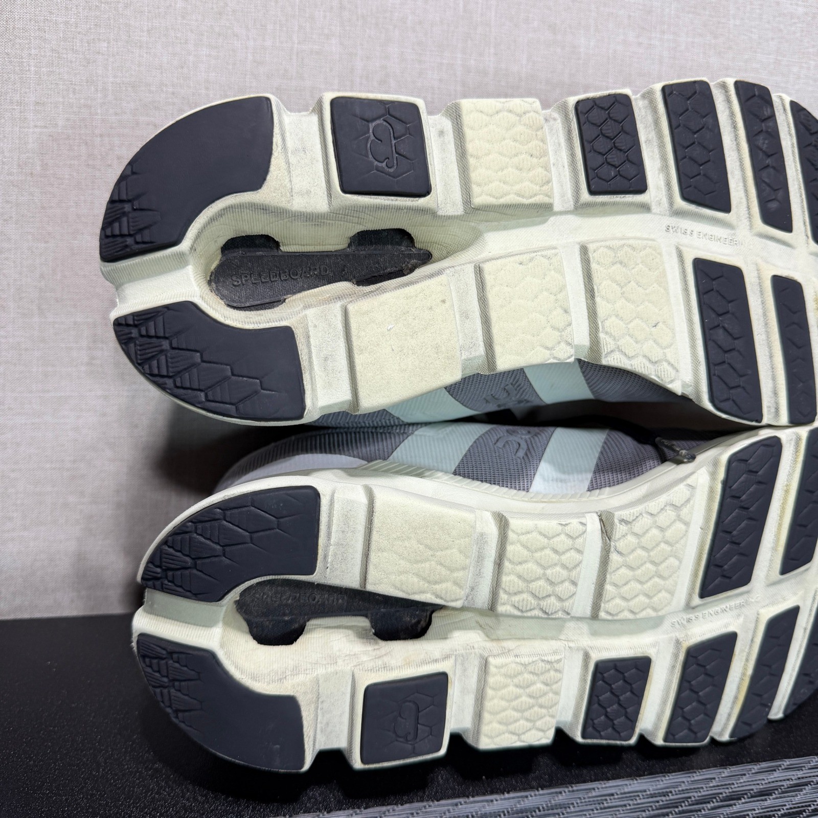 On Running Cloudrunner – Womens 8 – Frost Aloe Athletic Jogging 46.99019
