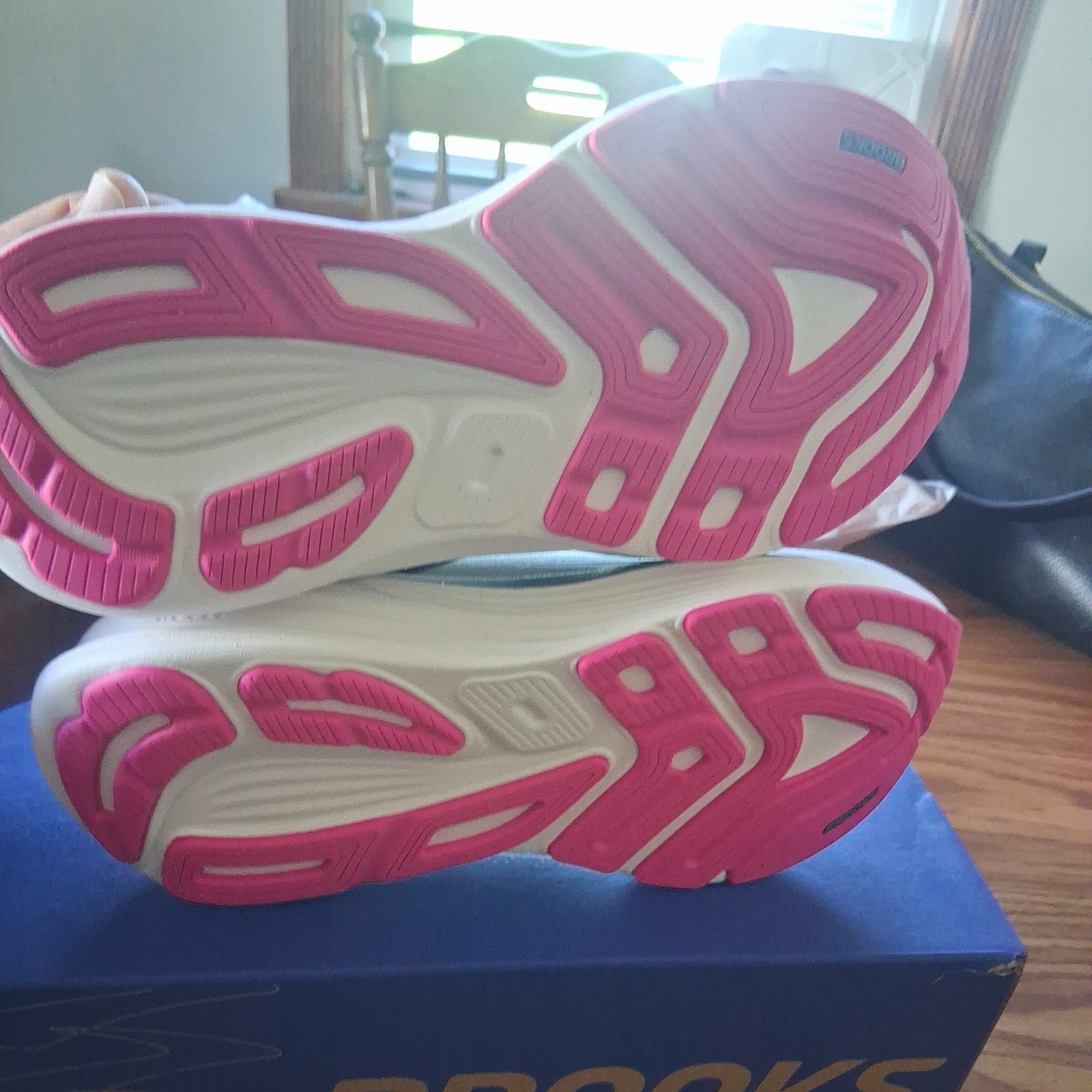 Brooks Revel 8 Womans Walk & Run Size 6.5 Brand New Never Worn.