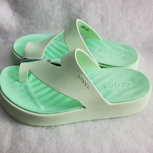 NEW – Crocs Getaway Platform Toe Loop Size 5