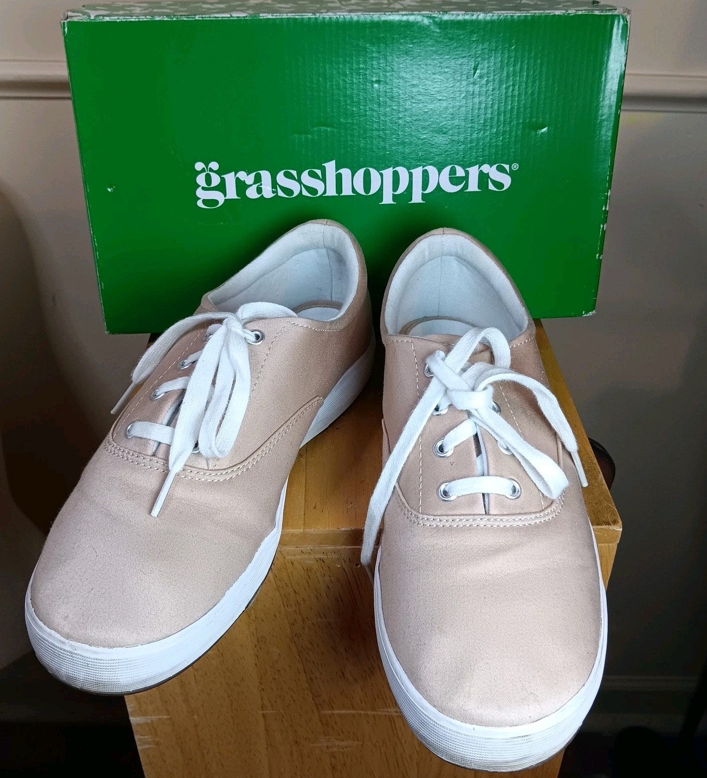 New With Box Grasshoppers Janey Memory Foam Orthopedic Comfort Sneaker 9.5 W