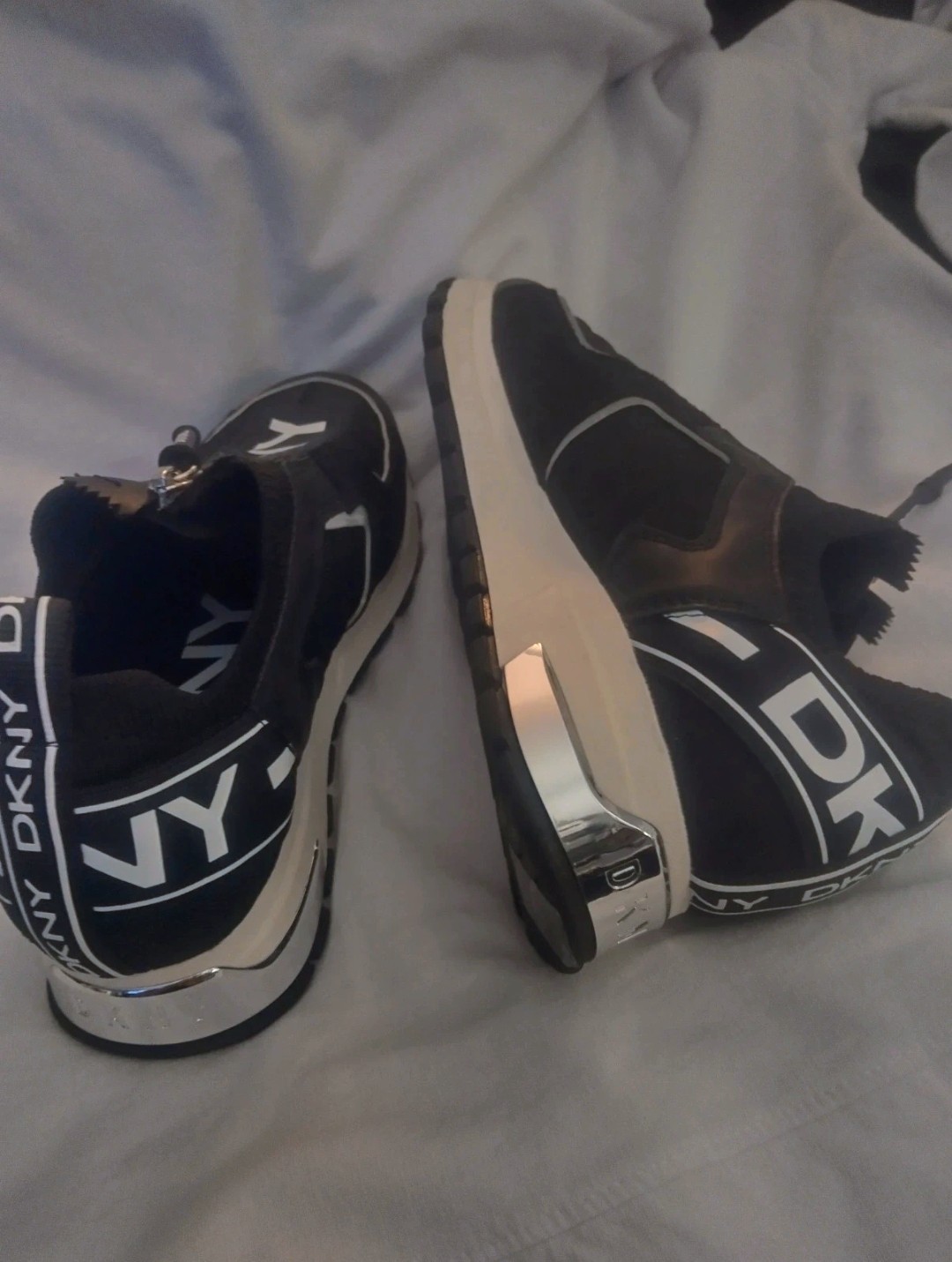 B/W DKNY ATLÉTICO WOMEN SNEAKERS SIZE 7.5