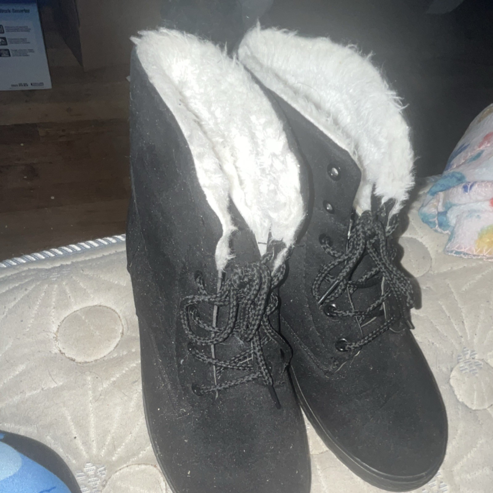 Women’s Black/White Lace-Up Ankle Bootie Round Toe Faux Fur Lined 9.5