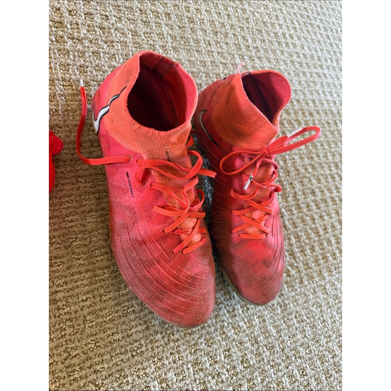 Women’s Nike Soccer Phantom Luna pink cleats sz 8.5 with bag