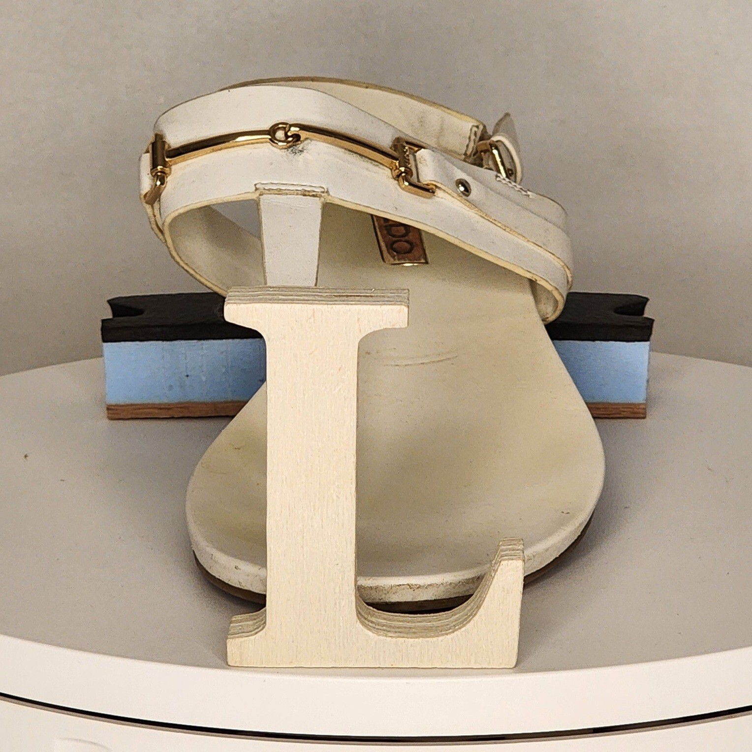 Aldo White Faux Leather Thermoplastic Rubber Sole Gold Buckle Sandals Women 8.5