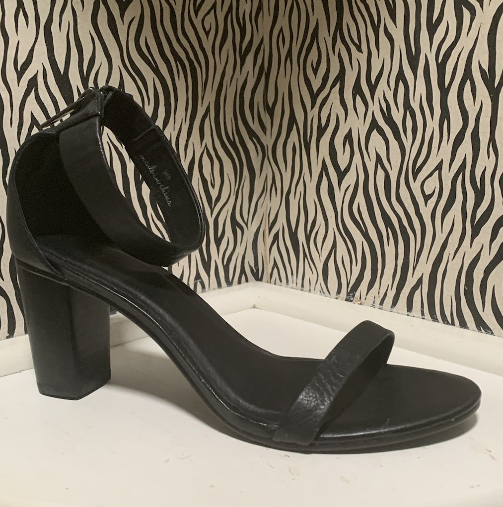 Joie “LOUEZE”~Open Toe~ 1” Ankle Strap~3” Heels ~ Zip Up Back~ Sz 38.5 (8B)