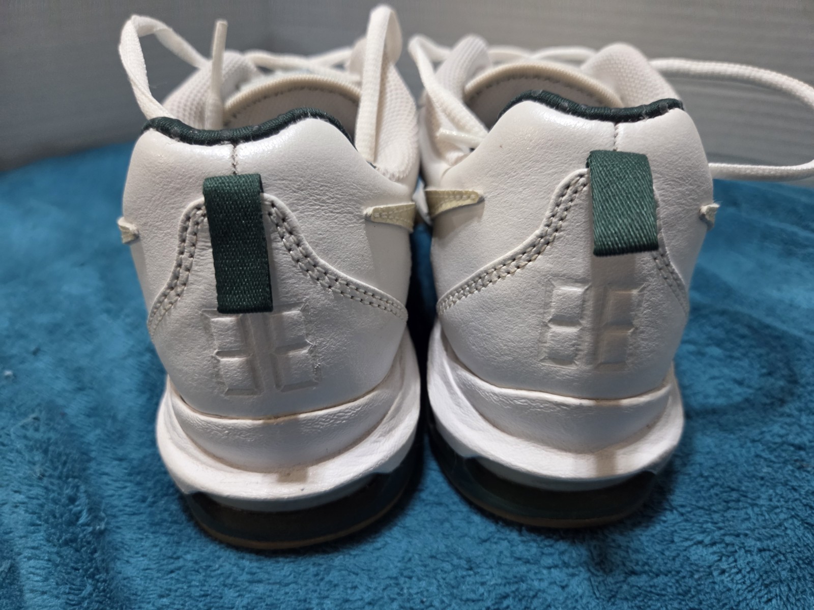 Nike Indoor Soccer Sneakers Wm’s Sz 7 Max Air White Green Beige Comfort Nonslip