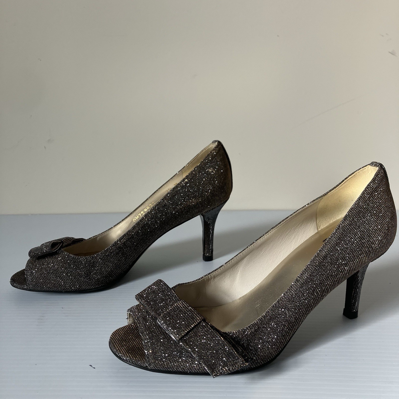 Stuart Weitzman Pyrite Nocturn Glitter Bowover Peep Toe Pumps size 7.5