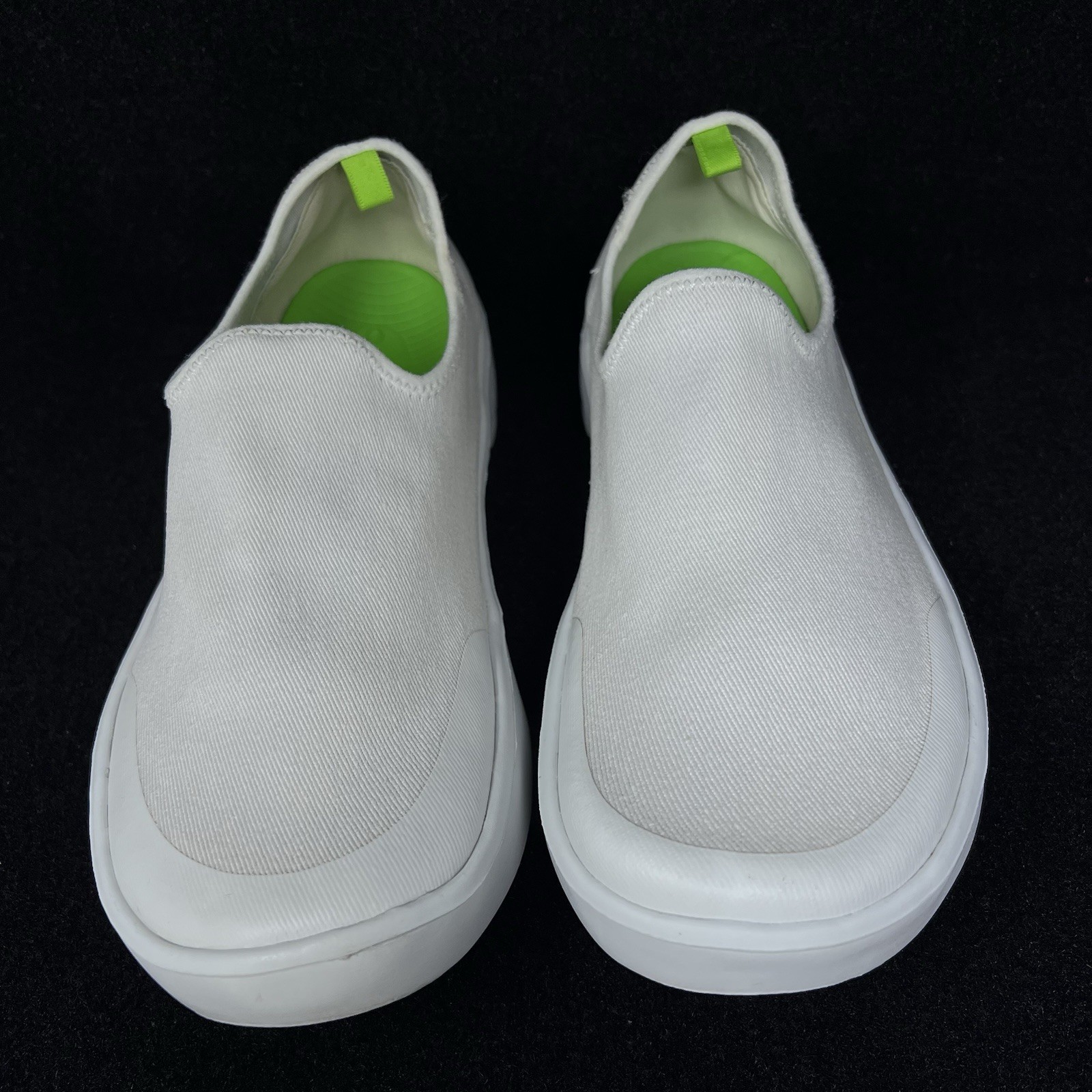 OOFOS OOmg eeZee Women’s Size 8.5 All White Casual Recovery Slip Ons.