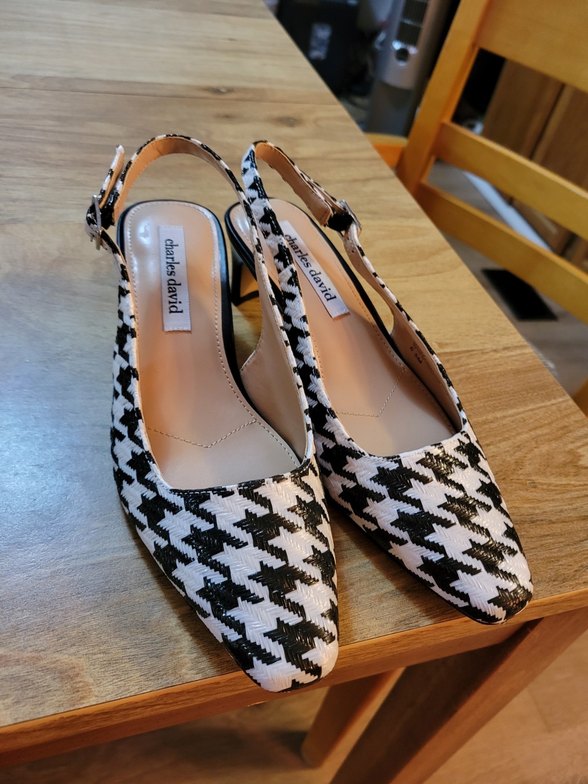 NWOB. Houndtooth Print Shallow Toe Slingback Pumps By Charles David. sz 6.5