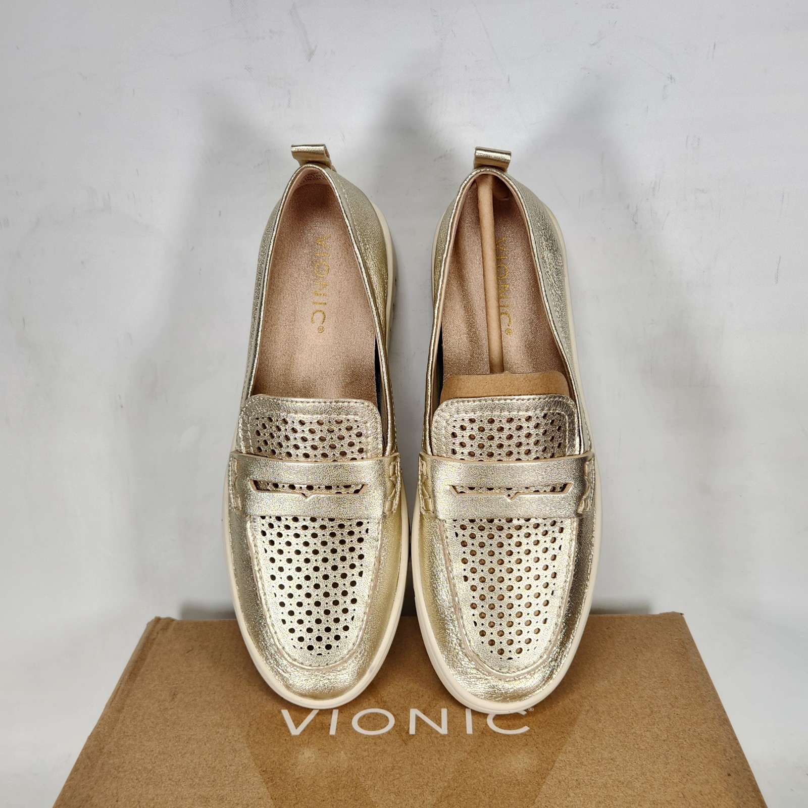 7 WOM – Vionic Uptown Perf – Gold LEATHER