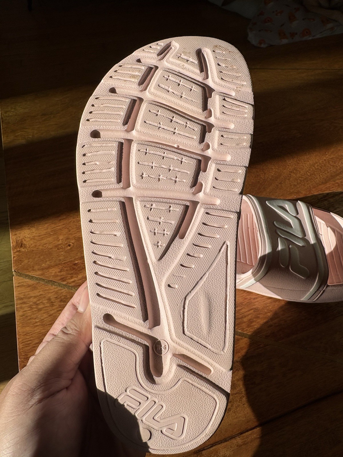 Women’s size 6 FILA Slides – Pink