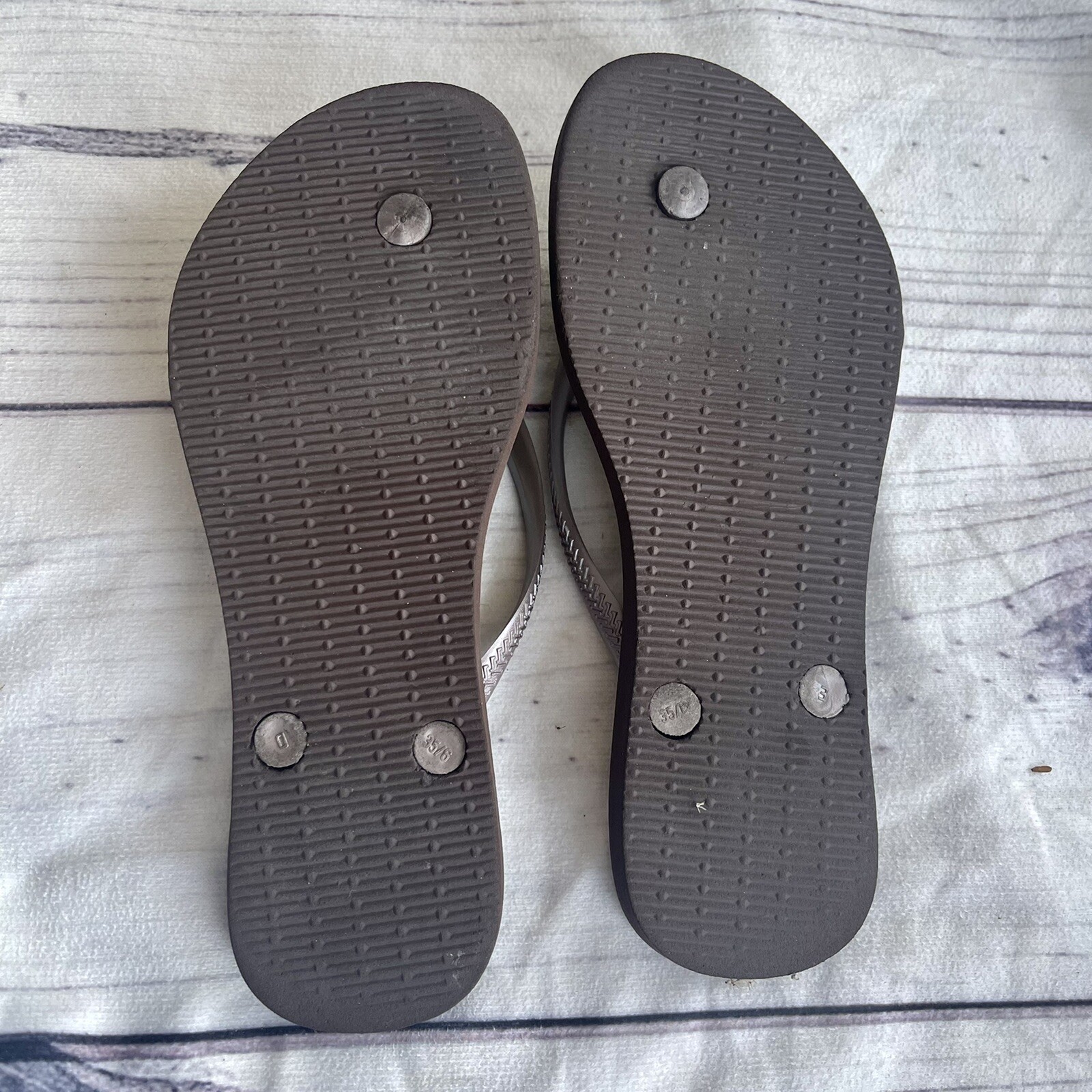 EUC Havaianas Flip Flops Slim Floral 35/36 USA 4/5 But Fits like size 6.5**