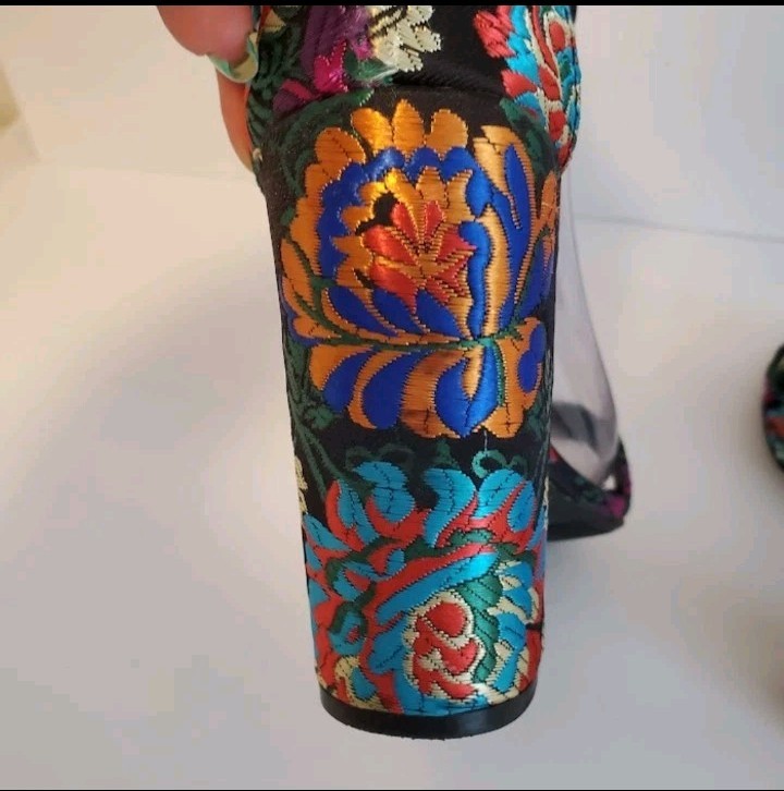 Trash Sz 5 Black Multicolor Floral Embroidery Open Toe Sandals Chunky Heel Party