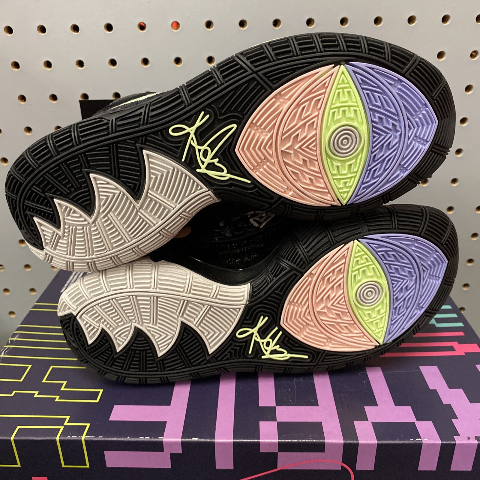 Nike Kyrie 6 AI Asia NEW CD5031 001 Black White Size Women’s 5 / Men’s 3.5 NEW